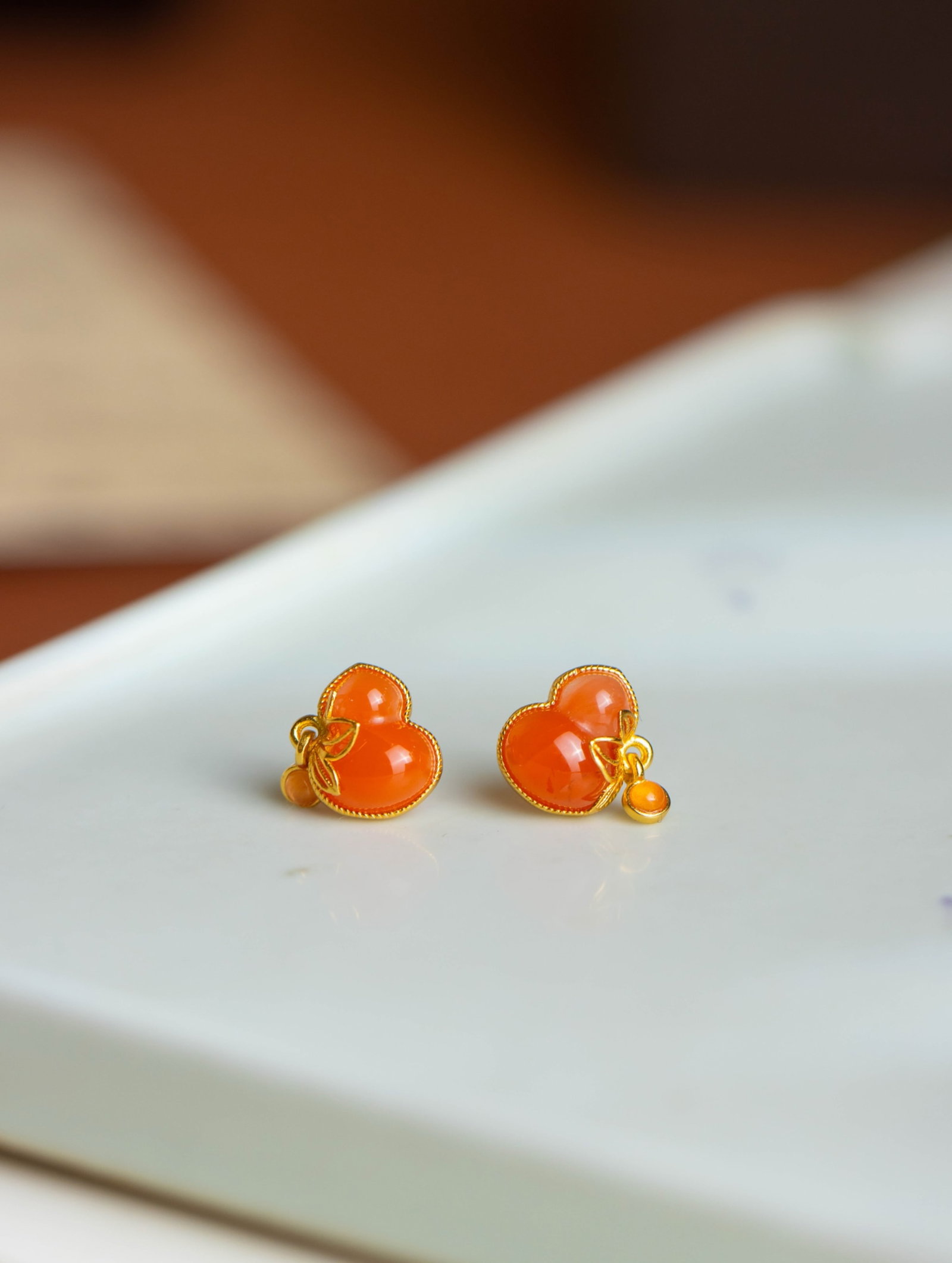A Pair of Exquisite Sterling Silver-Gold Plated Inlaid Agate Gourd Earrings: A Pair of Exquisite Sterling Silver-Gold Plated Inlaid Agate Gourd Earrings 一对纯银镀金镶玛瑙葫芦耳钉