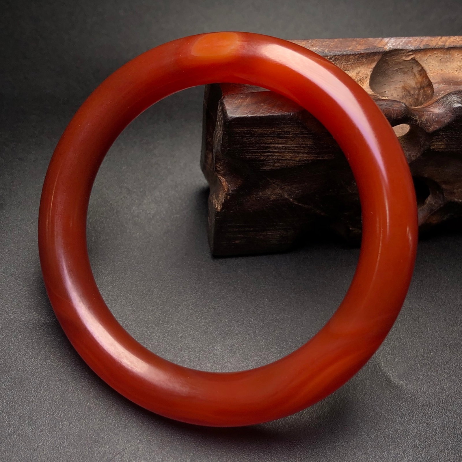An Exquisite Agate Bracelet (1 of 9)