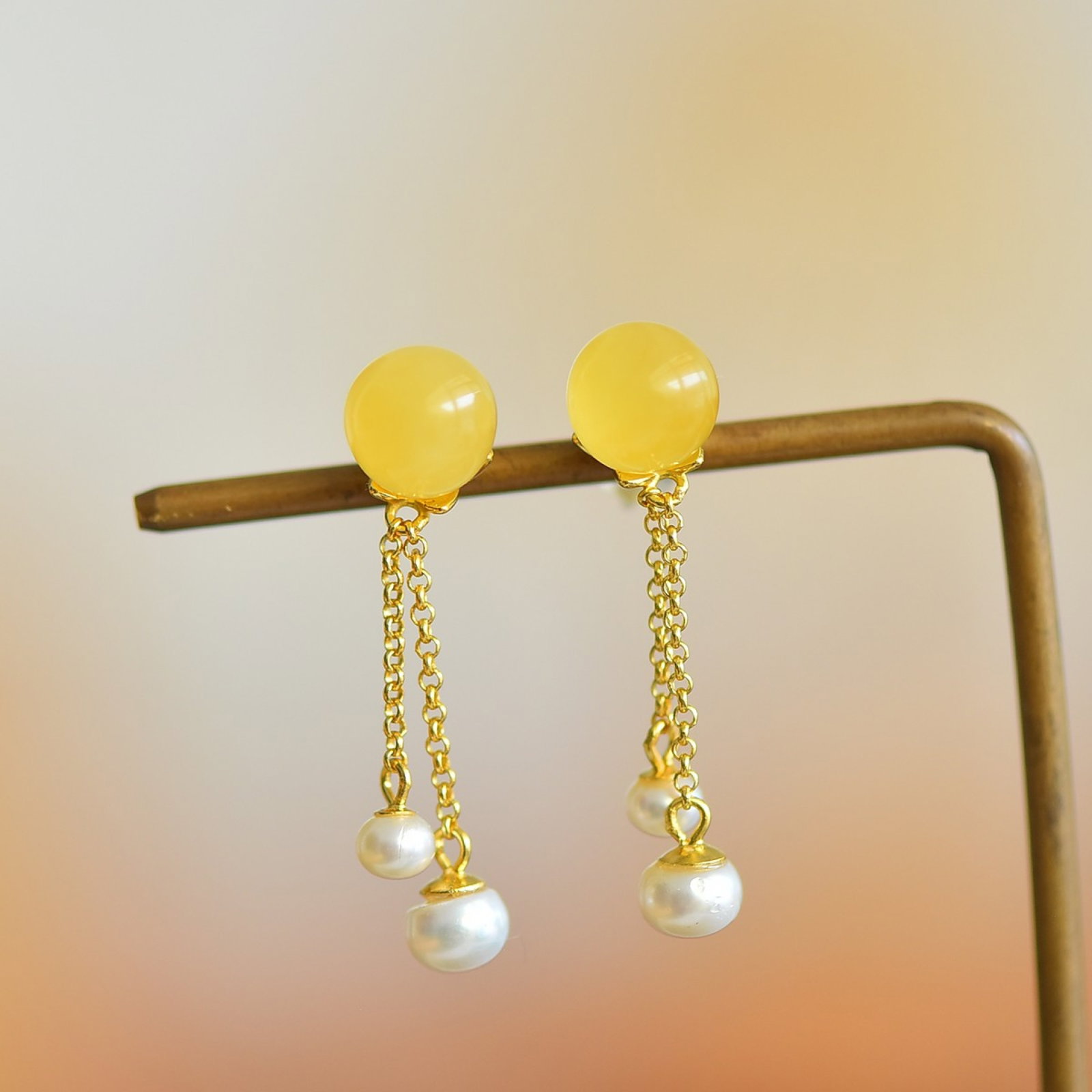 A Pair of Exquisite Sterling Silver-Gold Plated Inlaid Amber Earrings,Inlaid Pearls: A Pair of Exquisite Sterling Silver-Gold Plated Inlaid Amber Earrings,Inlaid Pearls,Size:0.4inx0.4in 一对纯银镀金镶琥珀耳环,嵌&#