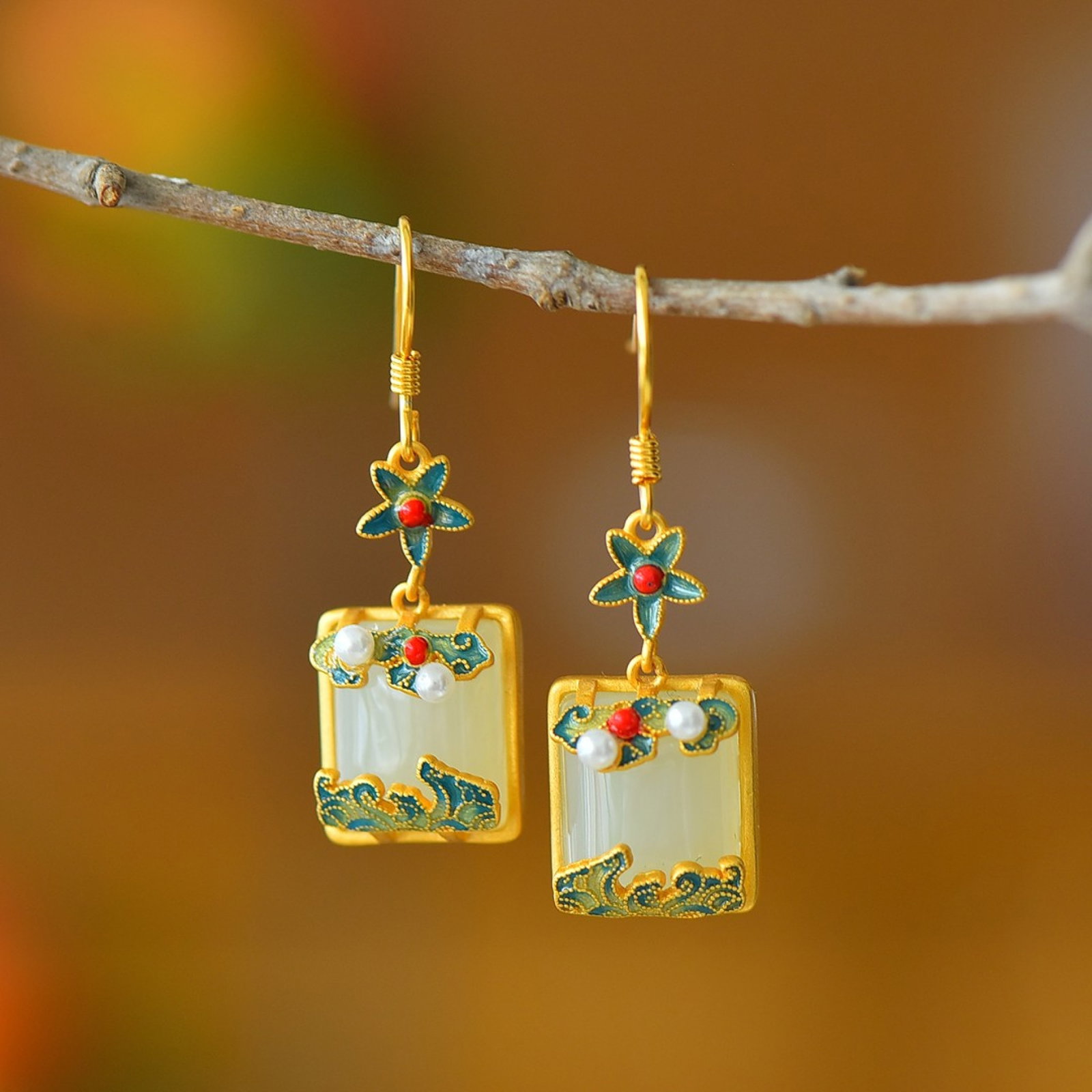 A Pair of Exquisite Sterling Silver-Gold Plated Inlaid White Jade Earrings,Inlaid Pearl: A Pair of Exquisite Sterling Silver-Gold Plated Inlaid White Jade Earrings,Inlaid Pearl,Size:0.4inx0.5in