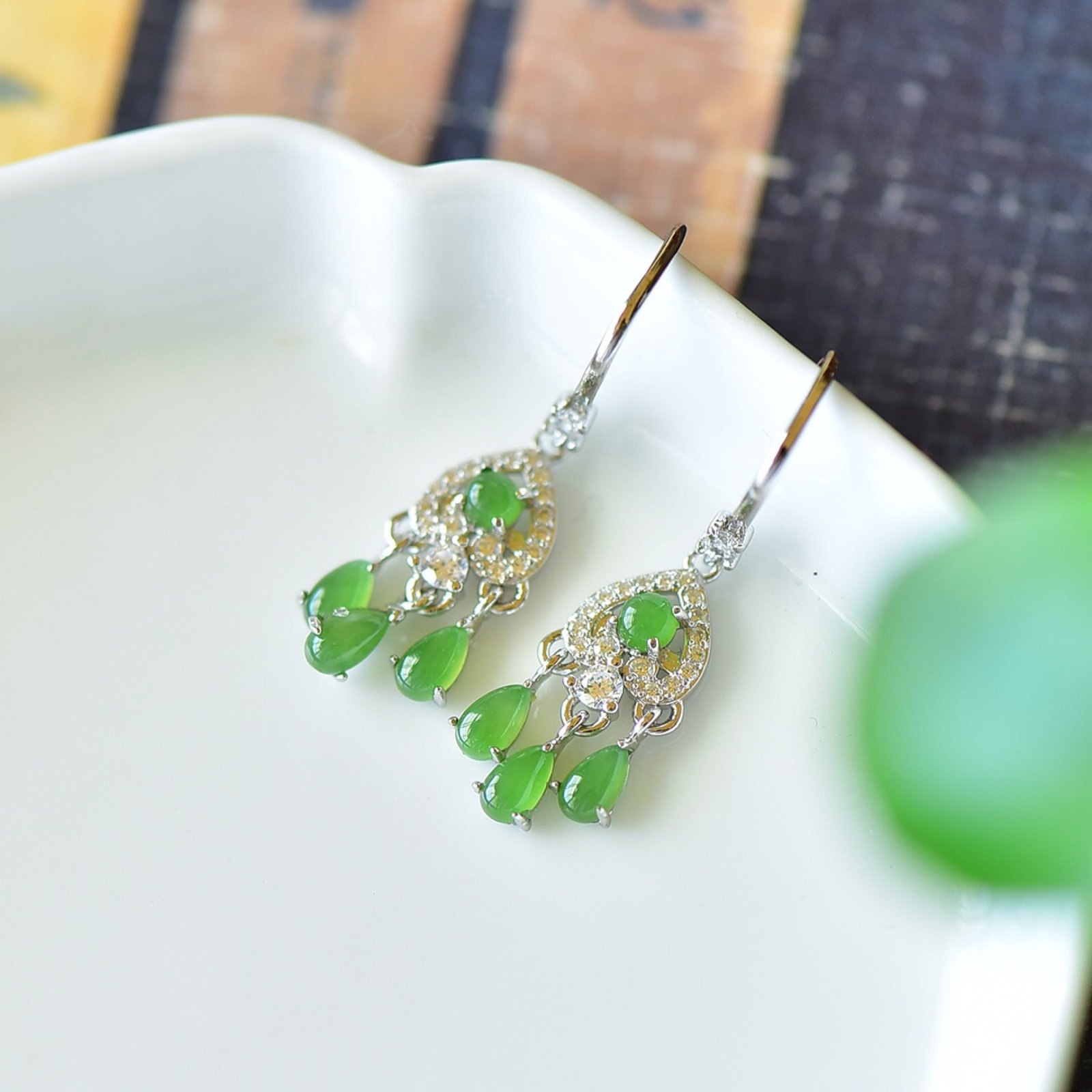 A Pair of Exquisite Sterling Silver Inlaid Jasper Earrings,Inlaid Diamond: A Pair of Exquisite Sterling Silver Inlaid Jasper Earrings,Inlaid Diamond,Size:0.4inx1.3in 一对纯银镶碧玉耳环,嵌钻石