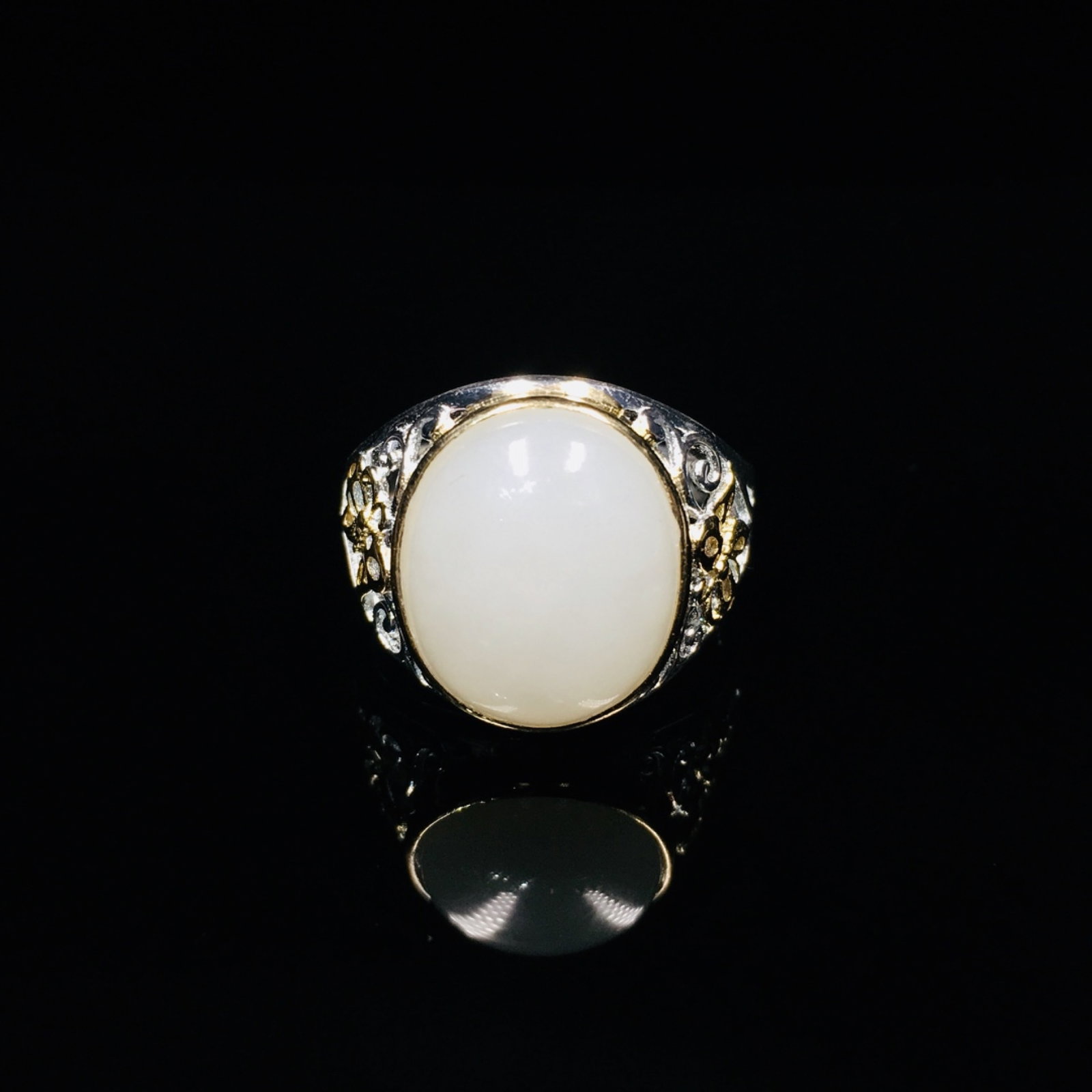 An Exquisite Sterling Silver-Gold Plated Inlaid White Jade Ring: An Exquisite Sterling Silver-Gold Plated Inlaid White Jade Ring,Size:0.4inx0.6in 纯银镀金镶白玉戒指