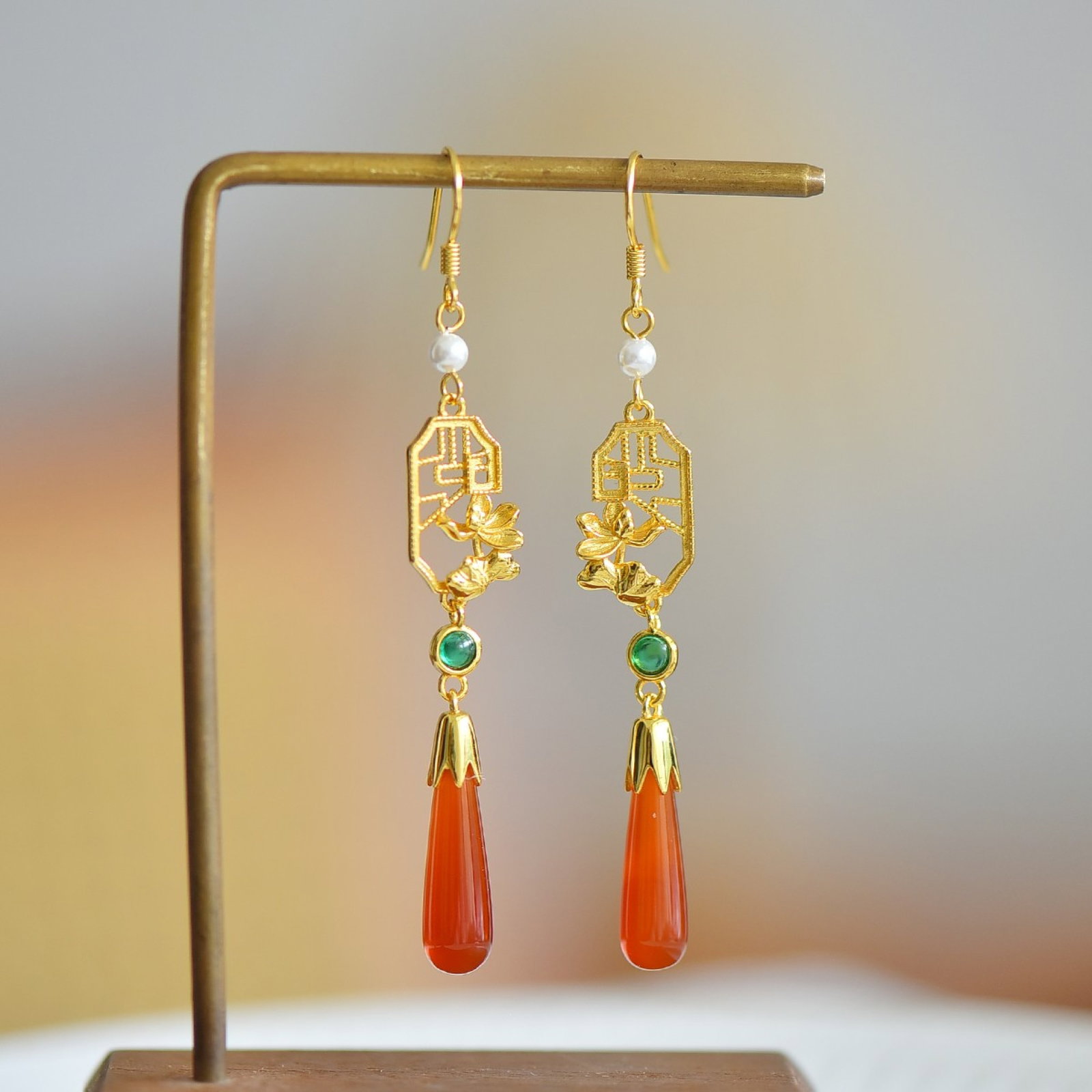 A Pair of Exquisite Sterling Silver-Gold Plated Inlaid Agate Earrings,Inlaid Pearls: A Pair of Exquisite Sterling Silver-Gold Plated Inlaid Agate Earrings,Inlaid Pearls,Size:0.2inx0.8in 一对纯银镀金镶玛瑙耳环,嵌&#