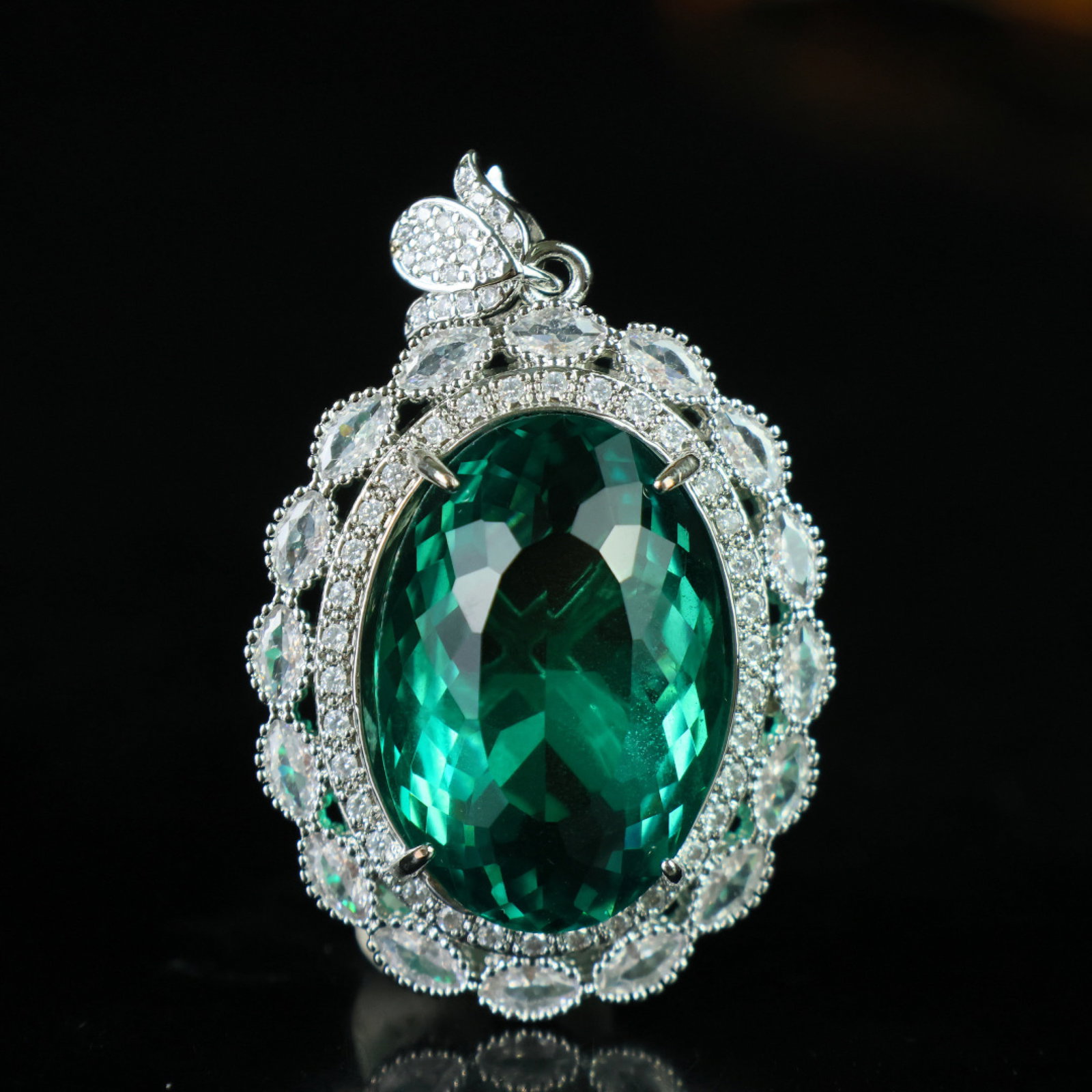 An Exquisite Pendant: An Exquisite Pendant,Size:1.2inx0.8inx0.5in 一个精美的吊坠