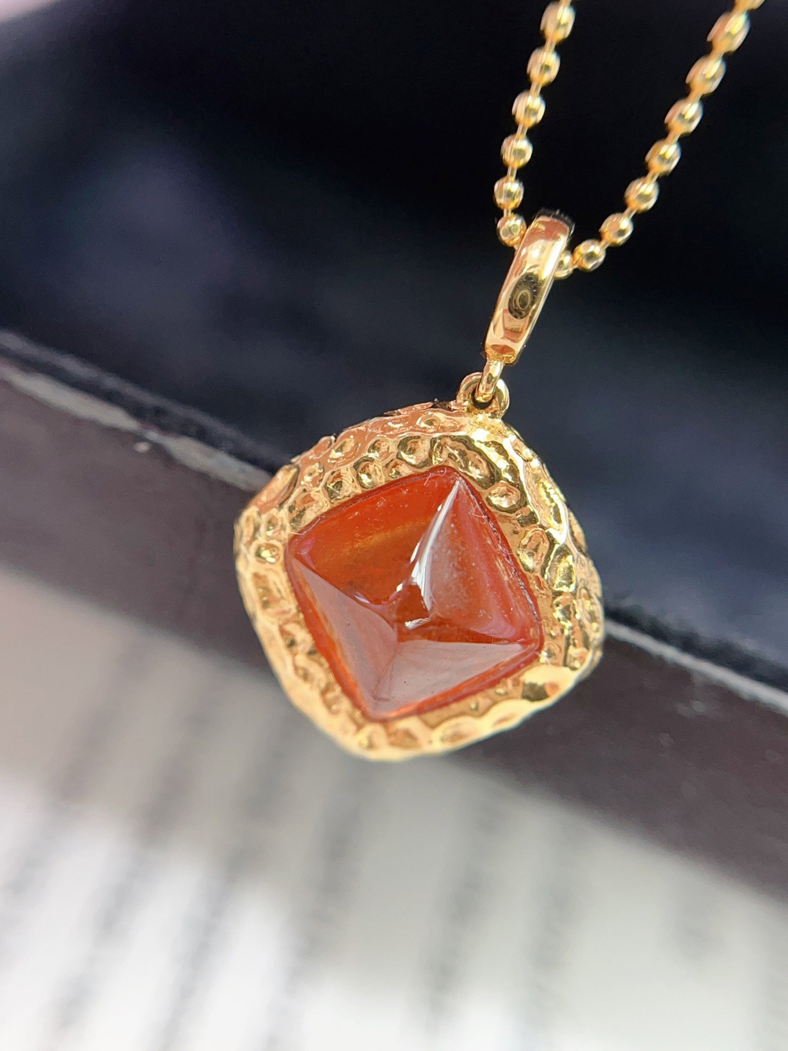 A Exquisite 18k Gold Inlaid 3.50ct Natural Orange Gemstones Pendant: A Exquisite 18k Gold Inlaid 3.50ct Natural Orange Gemstones Pendant,Total Weight:1.90g 18k金镶 3.50ct 天然橙宝石吊坠