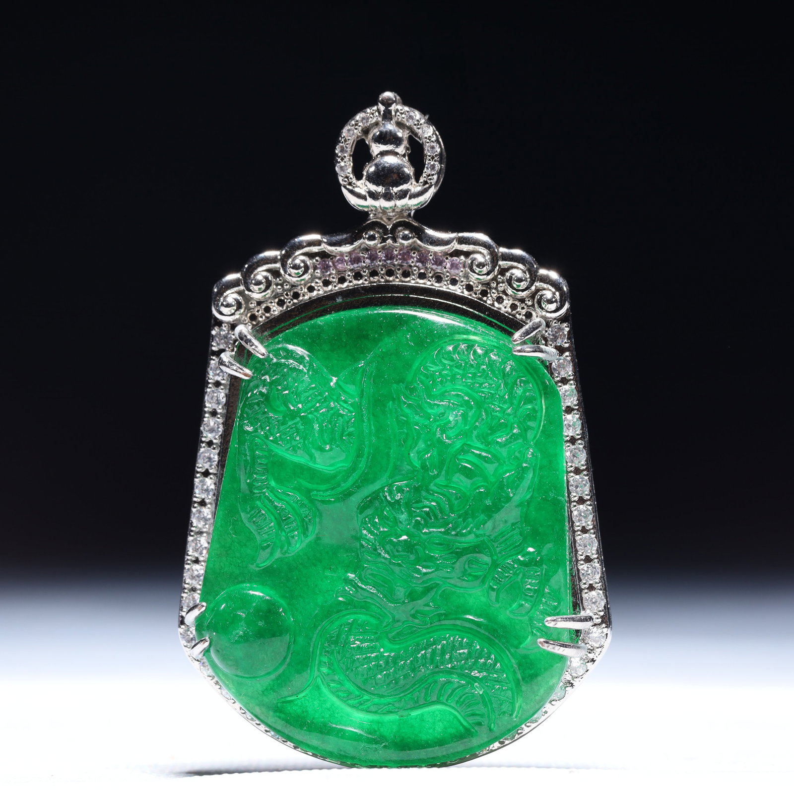 An Exquisite Dragon Pattern Pendant,Inlaid Gems: An Exquisite Dragon Pattern Pendant,Inlaid Gems,Size:2inx0.5inx3in,Weight:67.5g 一个精美的龙纹吊坠,镶宝石