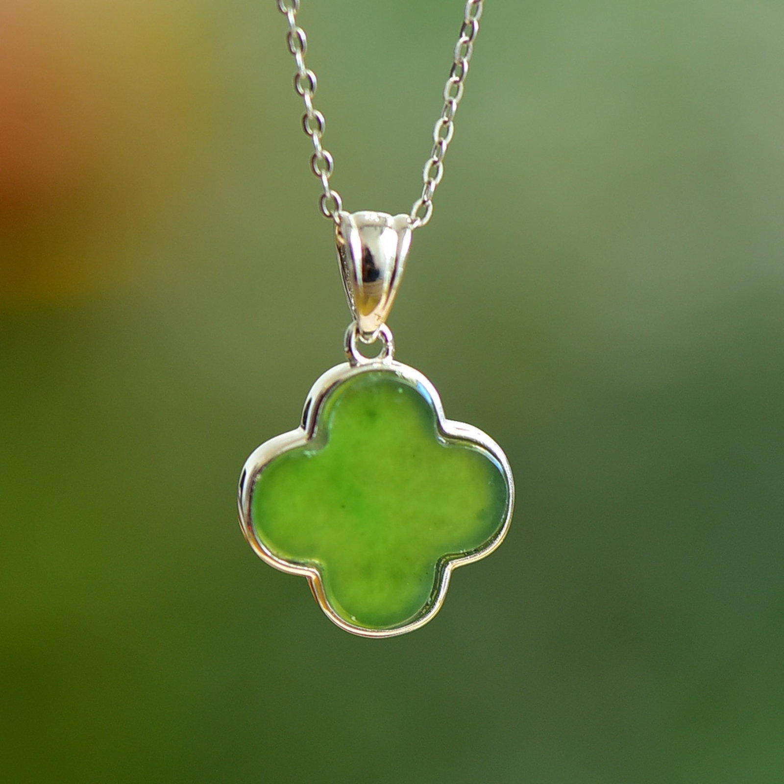 An Exquisite Sterling Silver Inlaid Jasper Pendant: An Exquisite Sterling Silver Inlaid Jasper Pendant 纯银镶碧玉项链