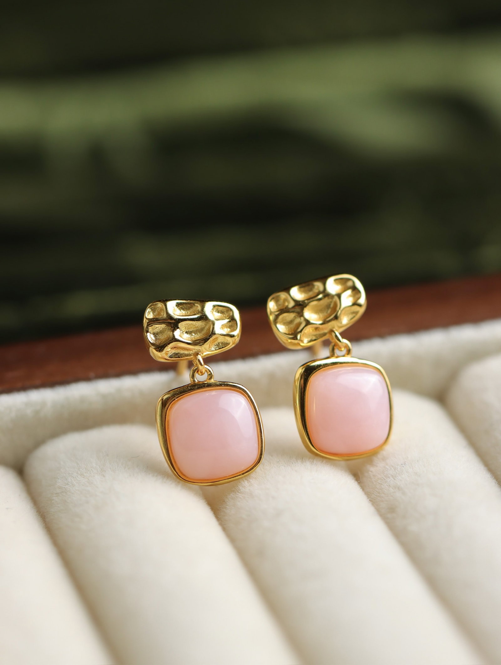 A Pair of Exquisite Sterling Silver-Gold Plated Inlaid Opal Earrings: A Pair of Exquisite Sterling Silver-Gold Plated Inlaid Opal Earrings 一对纯银镀金镶蛋白石耳环