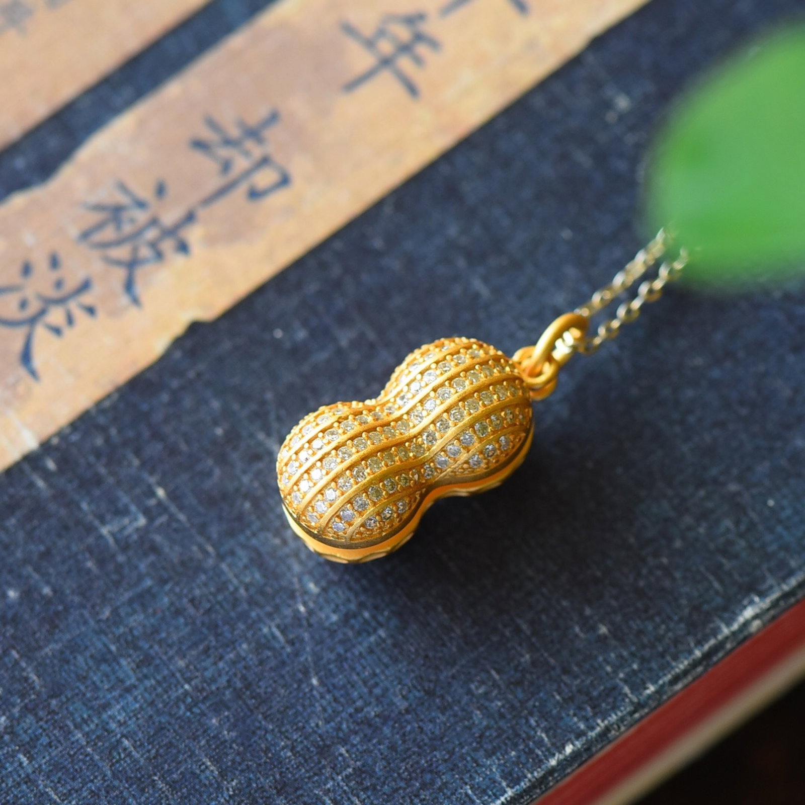 An Exquisite Sterling Silver-Gold Plated Inlaid White Jade Necklace,Inlaid Diamond: An Exquisite Sterling Silver-Gold Plated Inlaid White Jade Necklace,Inlaid Diamond,Size:0.4inx0.9in 纯银镀金镶白玉项链,嵌钻石