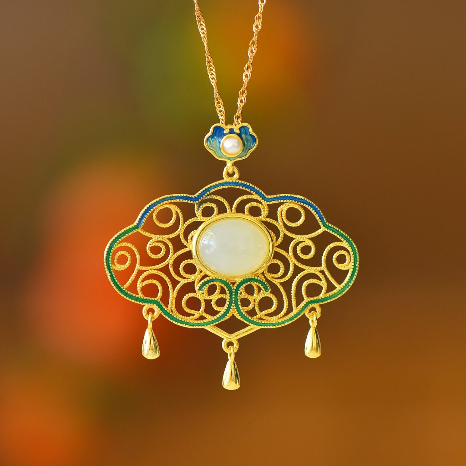 An Exquisite Sterling Silver-Gold Plated Inlaid White Jade Pendant: An Exquisite Sterling Silver-Gold Plated Inlaid White Jade Pendant,Size:0.4inx0.4in 纯银镀金镶白玉吊坠