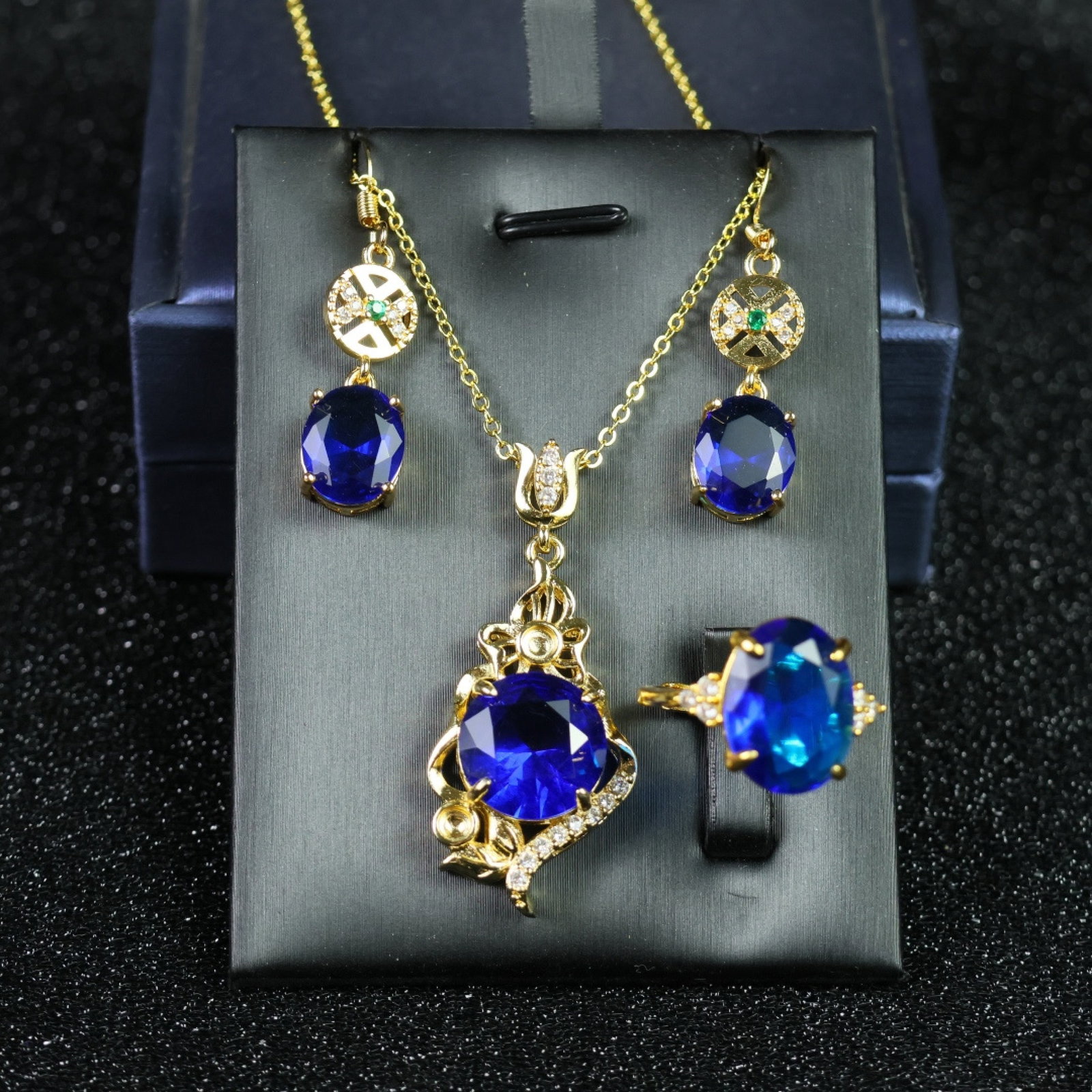 A Set of Fine Jewelry: A Set of Fine Jewelry 一套精美的首饰