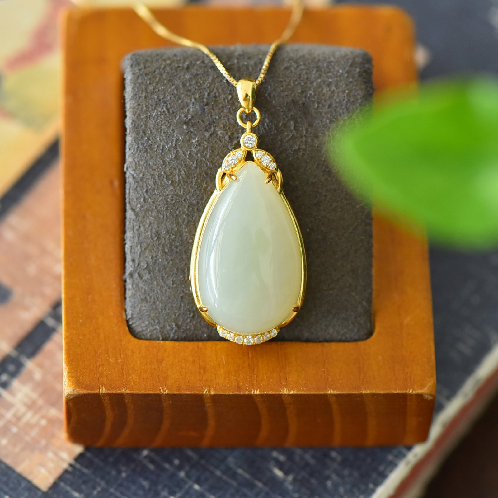 An Exquisite Sterling Silver-Gold Plated Inlaid White Jade Necklace,Inlaid Diamond: An Exquisite Sterling Silver-Gold Plated Inlaid White Jade Necklace,Inlaid Diamond,Size:0.7inx1.5in 纯银镀金镶白玉项链,嵌钻石