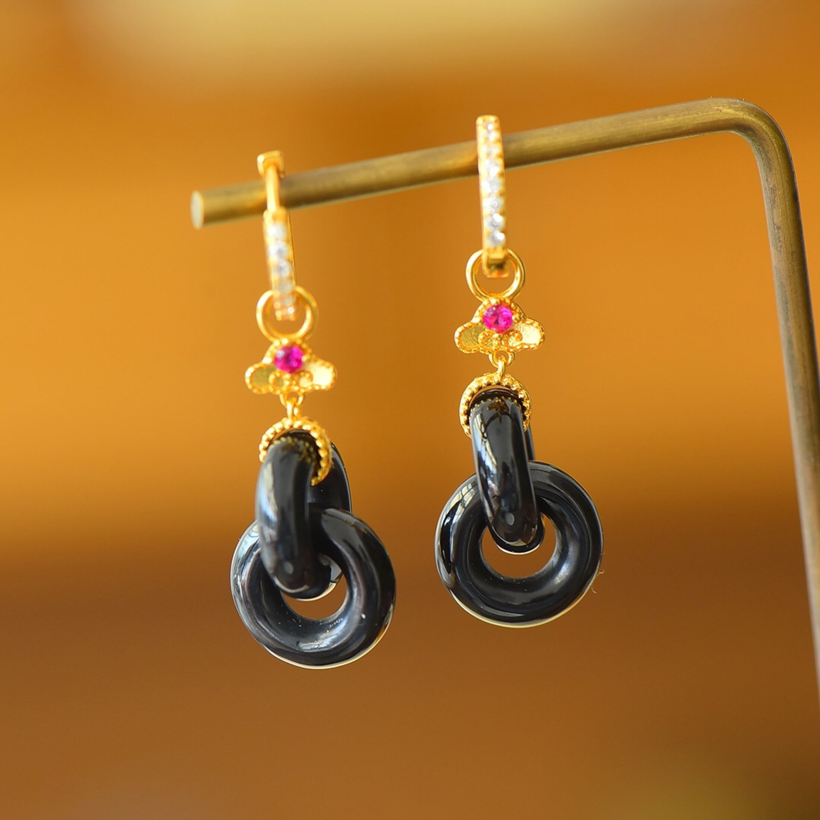 A Pair of Exquisite Sterling Silver-Gold Plated Inlaid Black Jade Earrings,Inlaid Diamond: A Pair of Exquisite Sterling Silver-Gold Plated Inlaid Black Jade Earrings,Inlaid Diamond,Size:0.6inx1.7in 一对纯银镀金镶墨玉耳环,