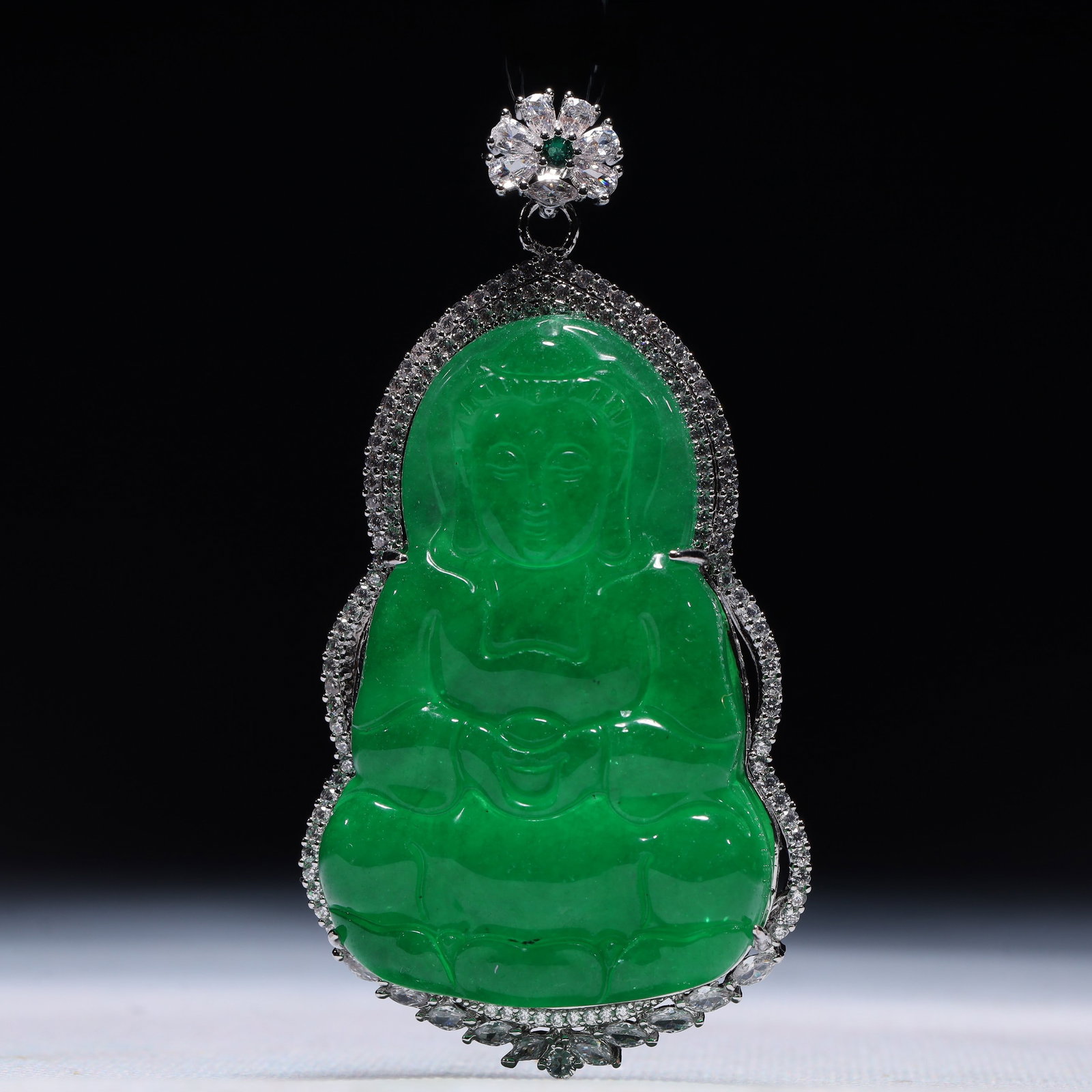 An Exquisite Statue of Avalokitesvara Pendant,Inlaid Gems: An Exquisite Statue of Avalokitesvara Pendant,Inlaid Gems,Size:1.8inx0.6inx3.5in,Weight:78.1g 一个精美的观音像吊坠,镶宝石