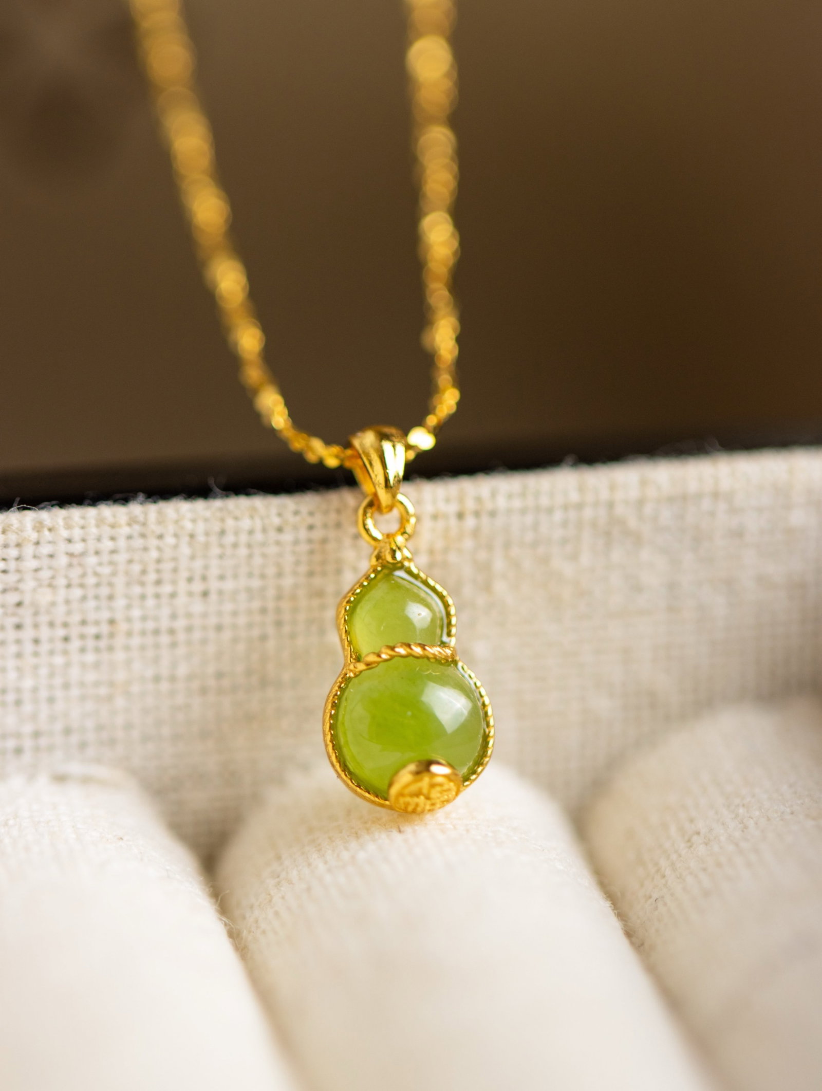 An Exquisite Sterling Silver-Gold Plated Inlaid Jasper Gourd Pendant: An Exquisite Sterling Silver-Gold Plated Inlaid Jasper Gourd Pendant 纯银镀金镶碧玉葫芦吊坠