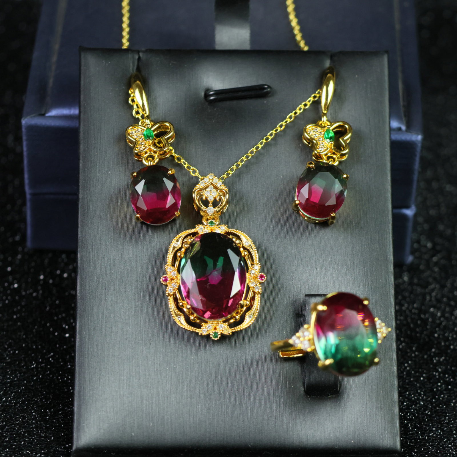 A Set of Fine Jewelry: A Set of Fine Jewelry 一套精美的首饰