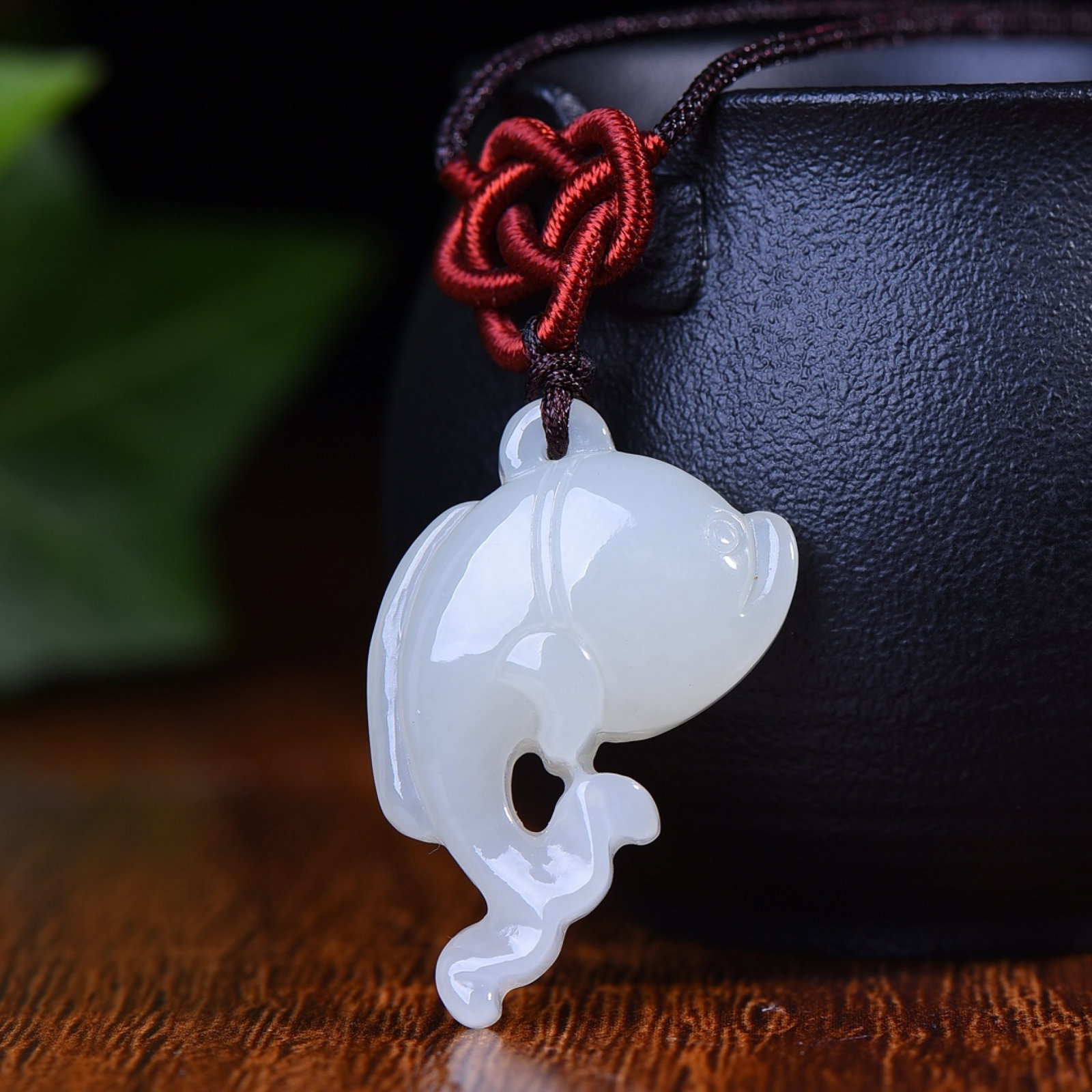 An Exquisite White Jade Dolphin Pendant: An Exquisite White Jade Dolphin Pendant,Size:0.7inx1.3in (寓意)雕刻精致 细腻温润 可爱活泼 白玉海&#