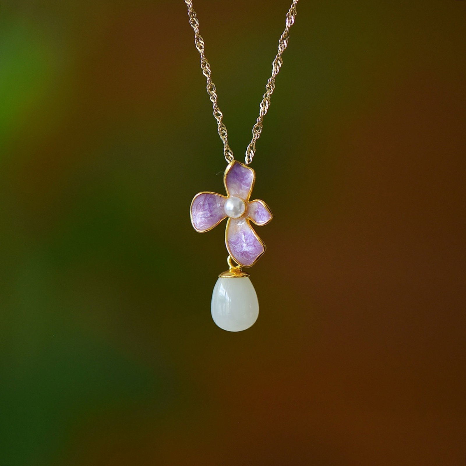 An Exquisite Sterling Silver-Gold Plated Inlaid White Jade Necklace: An Exquisite Sterling Silver-Gold Plated Inlaid White Jade Necklace,Size:0.3inx0.4in 纯银镀金镶白玉项链