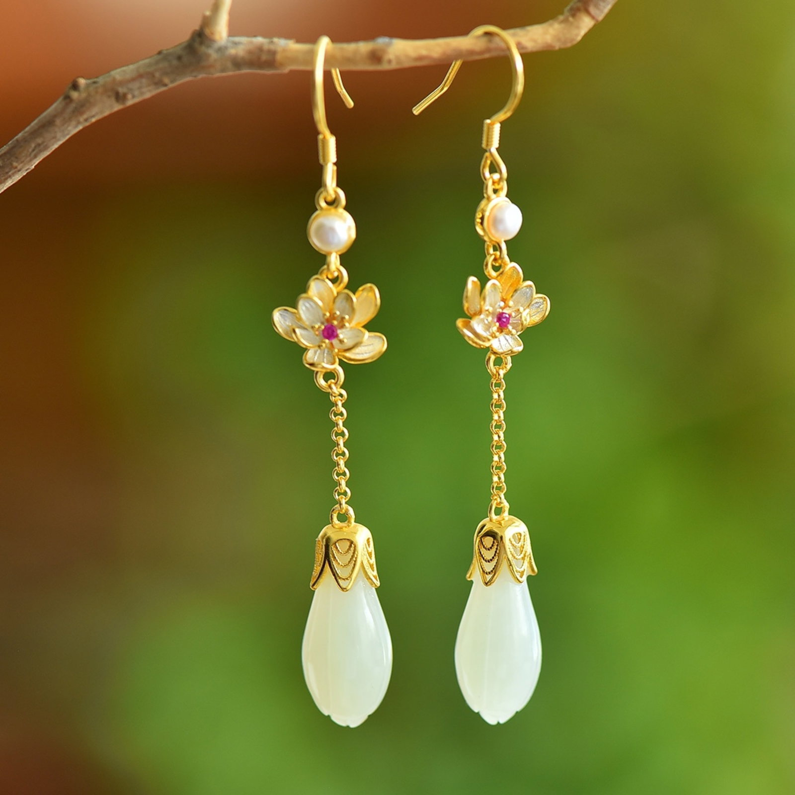 A Pair of Exquisite Sterling Silver-Gold Plated Inlaid White Jade Earrings: A Pair of Exquisite Sterling Silver-Gold Plated Inlaid White Jade Earrings,Size:0.3inx0.7in 一对纯银镀金镶白玉耳环