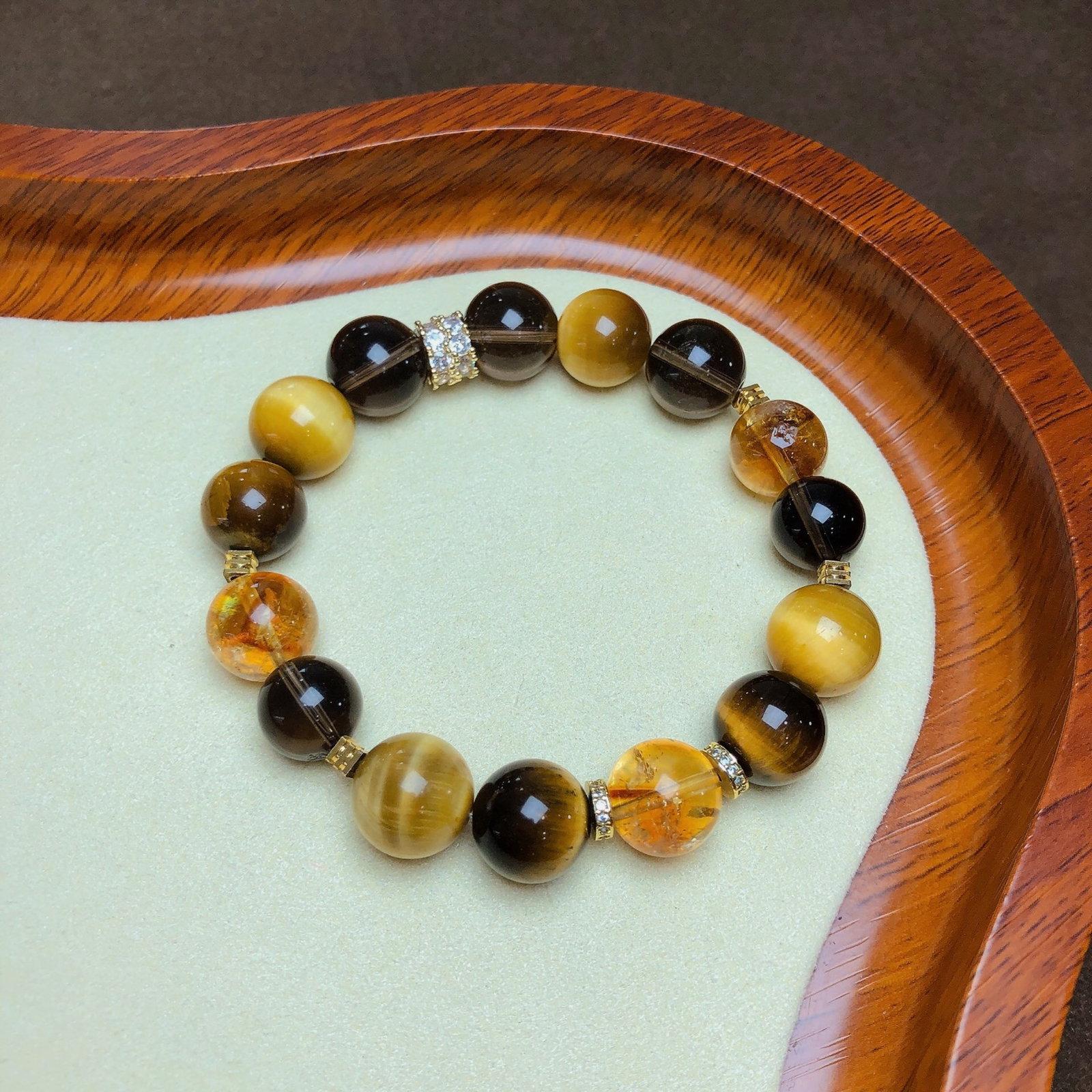 An Exquisite Crystal Bracelet: An Exquisite Crystal Bracelet,Size:0.5in,0.5in,Weight:38.3g 水晶手串