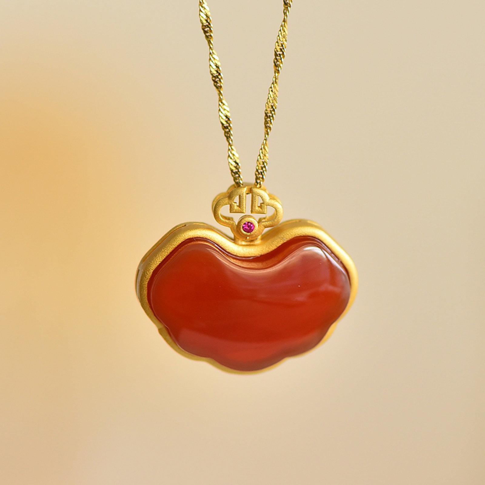 An Exquisite Sterling Silver-Gold Plated Inlaid Agate Pendant: An Exquisite Sterling Silver-Gold Plated Inlaid Agate Pendant,Size:0.6inx0.9in 纯银镀金镶玛瑙吊坠
