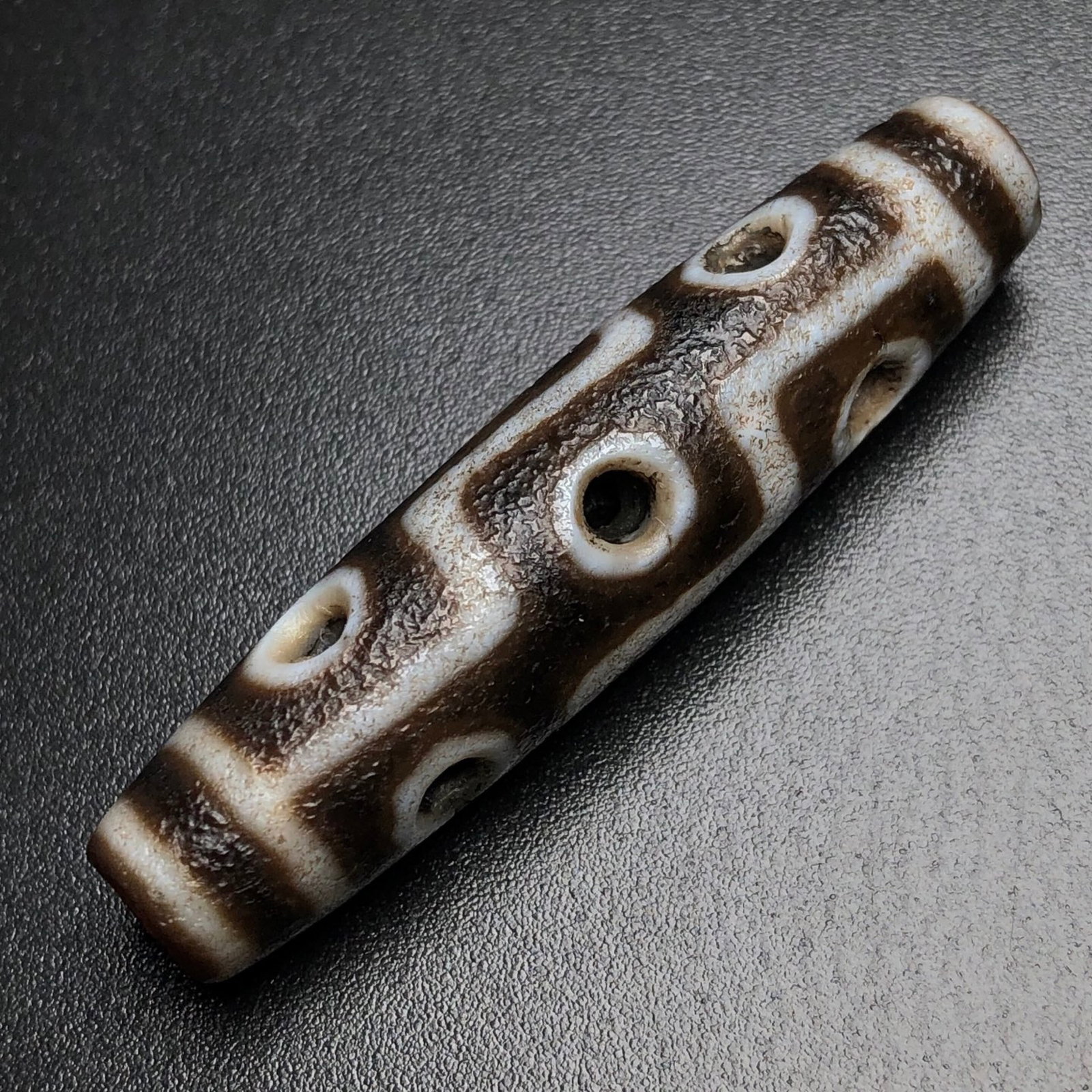 An Exquisite Dzi Bead Pendant: An Exquisite Dzi Bead Pendant,Size:2inx0.5in,Weight:11.1g 天珠挂件