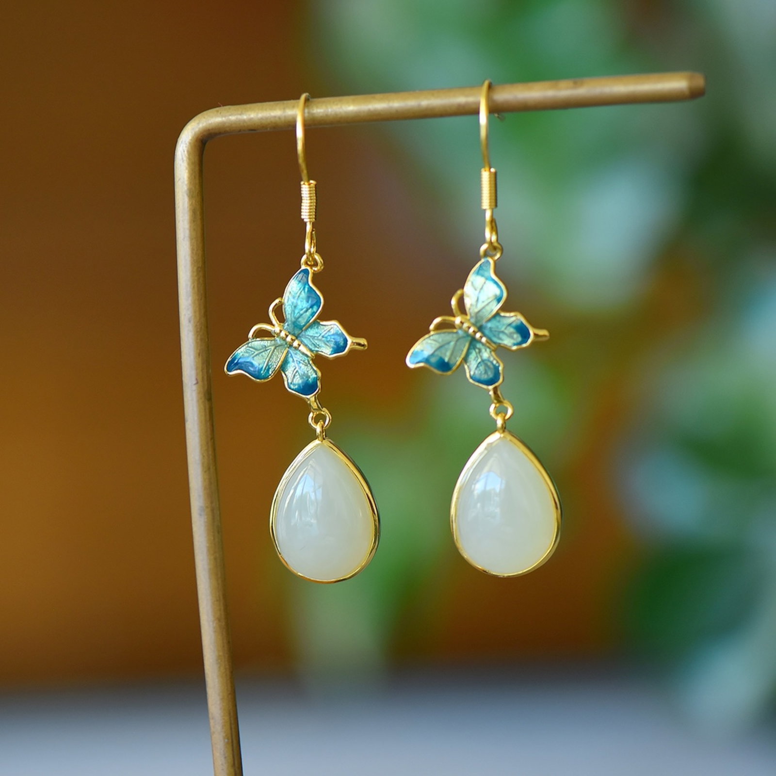 A Pair of Exquisite Bronze-Gold Plated Inlaid White Jade Butterfly Earrings: A Pair of Exquisite Bronze-Gold Plated Inlaid White Jade Butterfly Earrings,Size:0.4inx0.6in 一对铜镀金镶白玉蝴蝶耳环