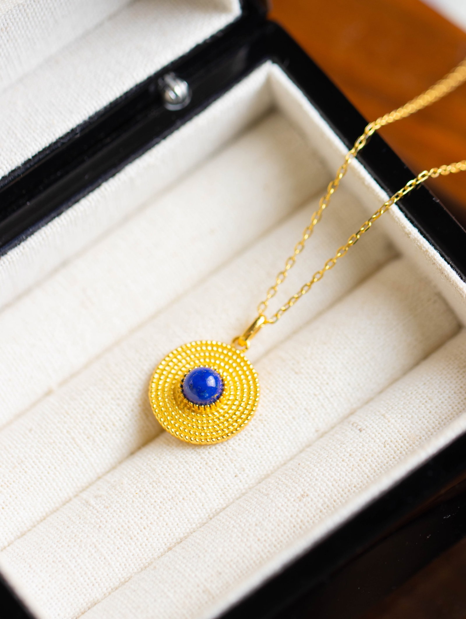 An Exquisite Sterling Silver-Gold Plated Inlaid Lapis Lazuli Pendant: An Exquisite Sterling Silver-Gold Plated Inlaid Lapis Lazuli Pendant 纯银镀金镶青金石吊坠