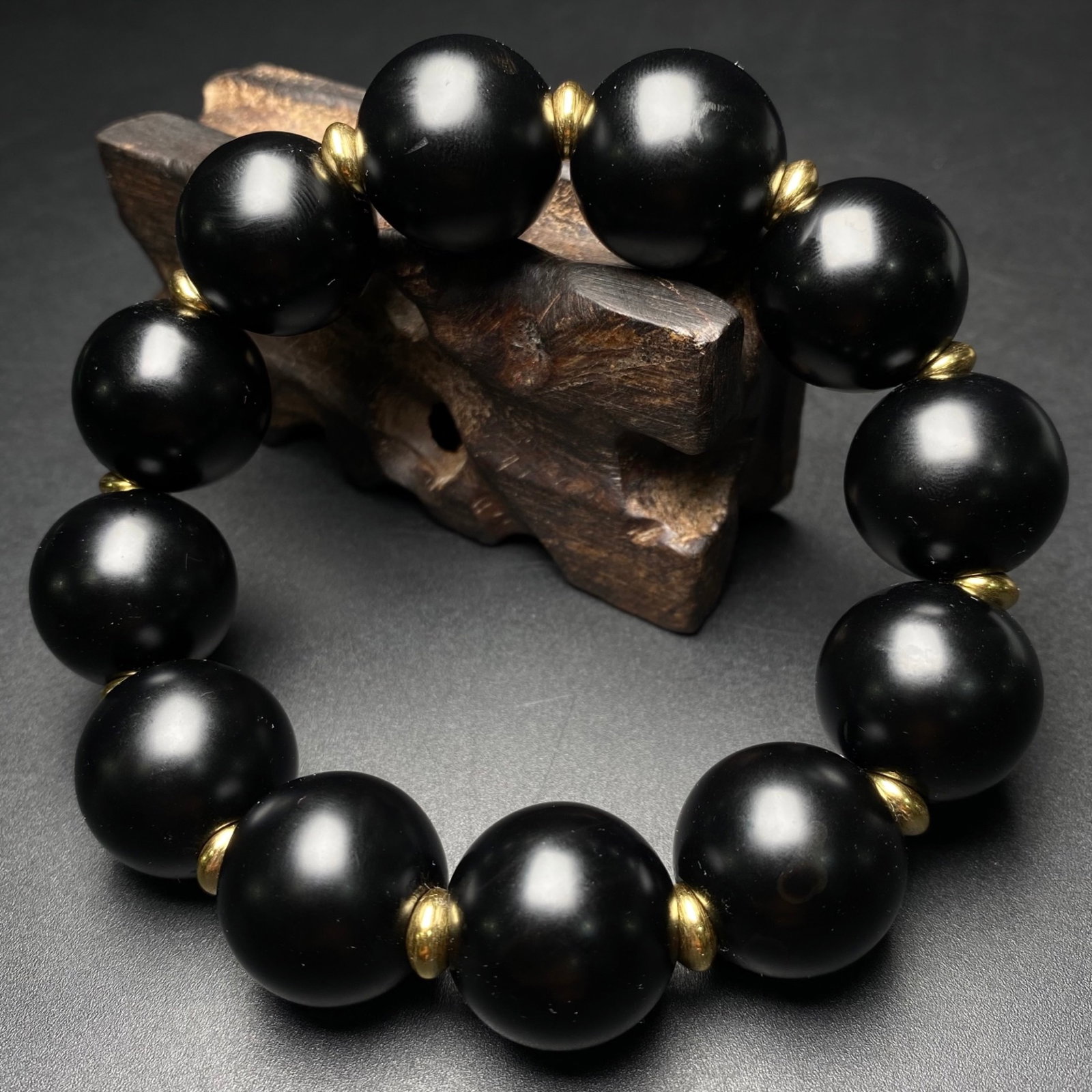 An Exquisite Agate Bracelet: An Exquisite Agate Bracelet,Size:0.8in*12 玛瑙手串
