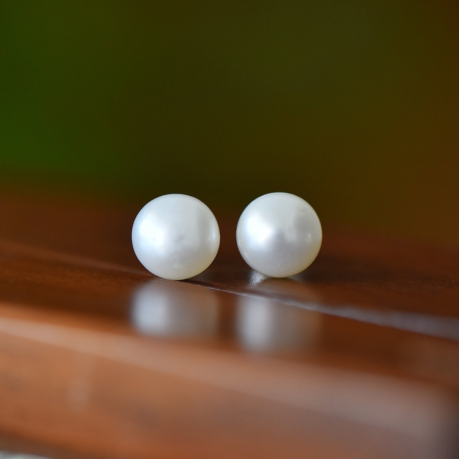 A Pair of Exquisite Sterling Silver Inlaid Pearl Earrings: A Pair of Exquisite Sterling Silver Inlaid Pearl Earrings,Size:0.3inx0.3in 一对纯银镶珍珠耳钉