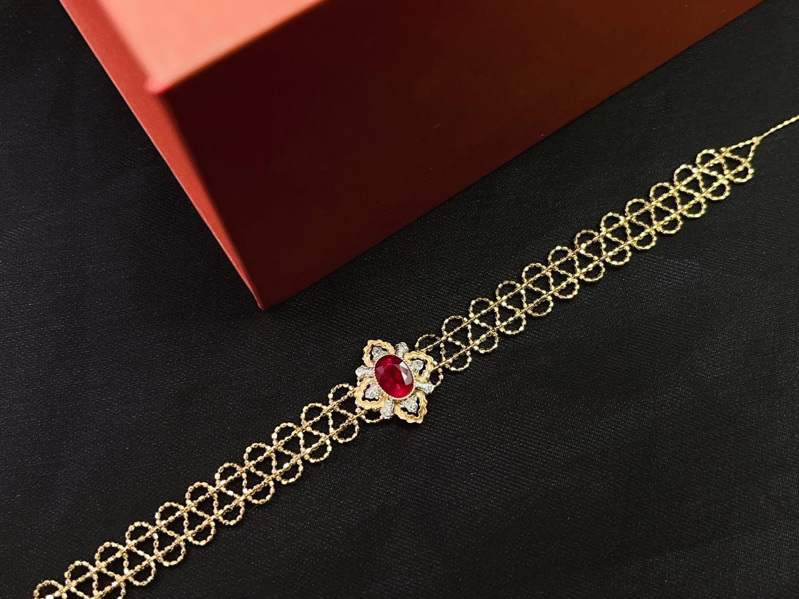 A Exquisite 18k Gold Inlaid 1.15ct Natural Ruby Bracelets,Inlaid Diamond: A Exquisite 18k Gold Inlaid 1.15ct Natural Ruby Bracelets,Inlaid Diamond,Total Weight:4.65g 18k金镶 1.15ct 天然红宝石手链,嵌钻石