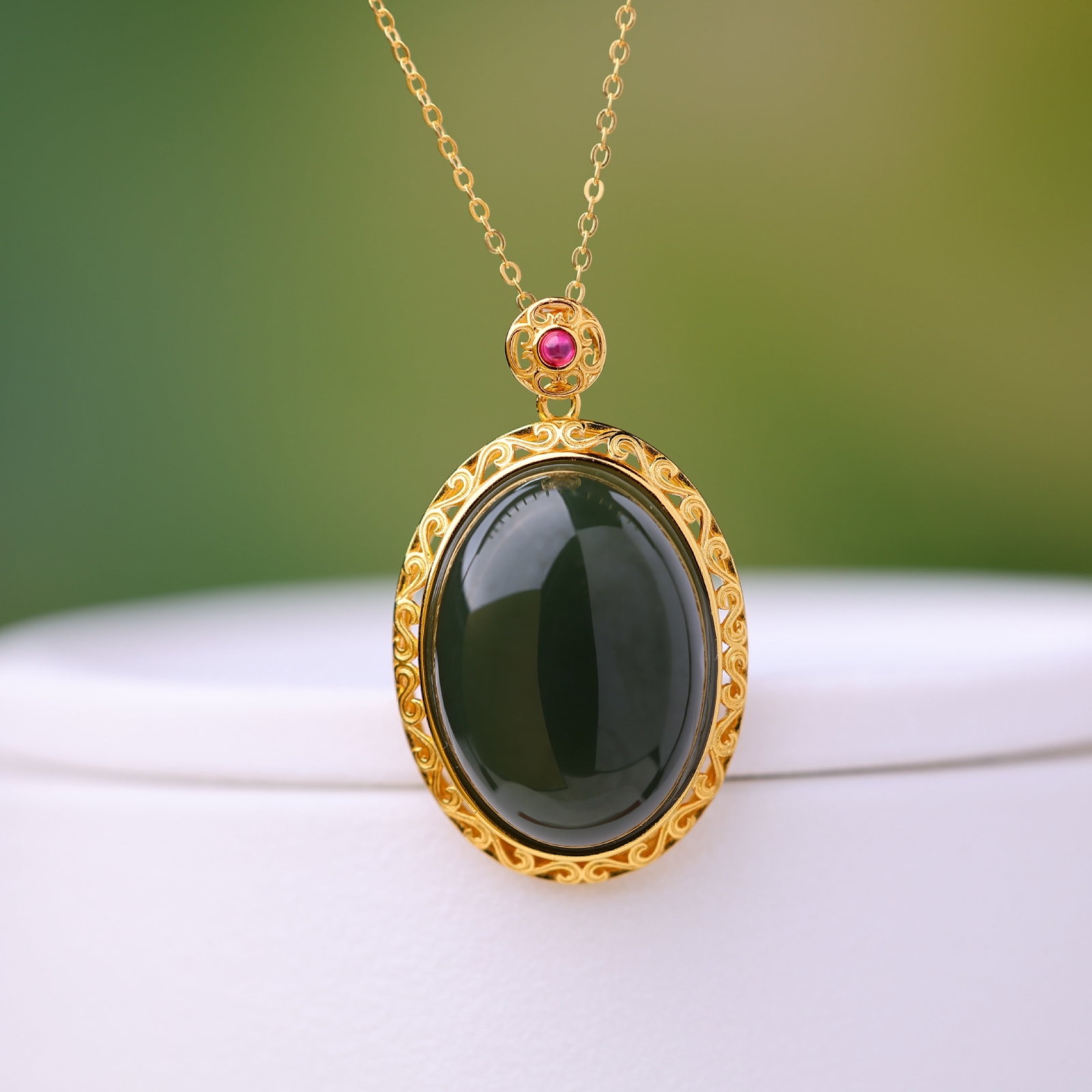 An Exquisite Sterling Silver-Gold Plated Inlaid Sapphire Pendant: An Exquisite Sterling Silver-Gold Plated Inlaid Sapphire Pendant,Size:0.7inx1in 纯银镀金镶青玉吊坠