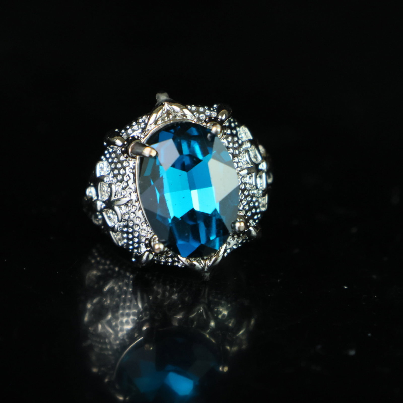 An Exquisite Ring: An Exquisite Ring,Size:0.7inx0.5in 一个精美的戒指