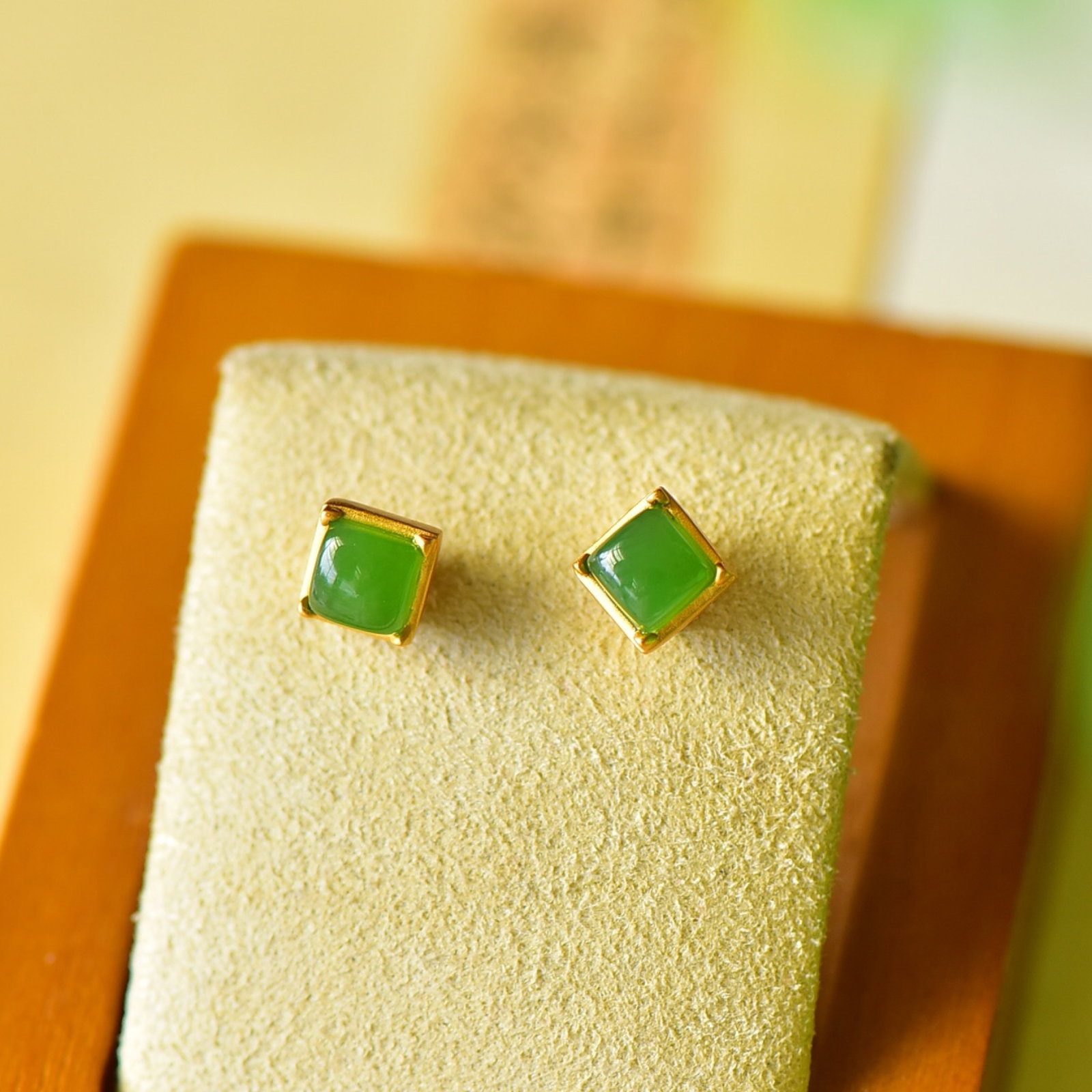 A Pair of Exquisite Sterling Silver-Gold Plated Inlaid Jasper Earrings: A Pair of Exquisite Sterling Silver-Gold Plated Inlaid Jasper Earrings,Size:0.2inx0.2in 一对纯银镀金镶碧玉耳环