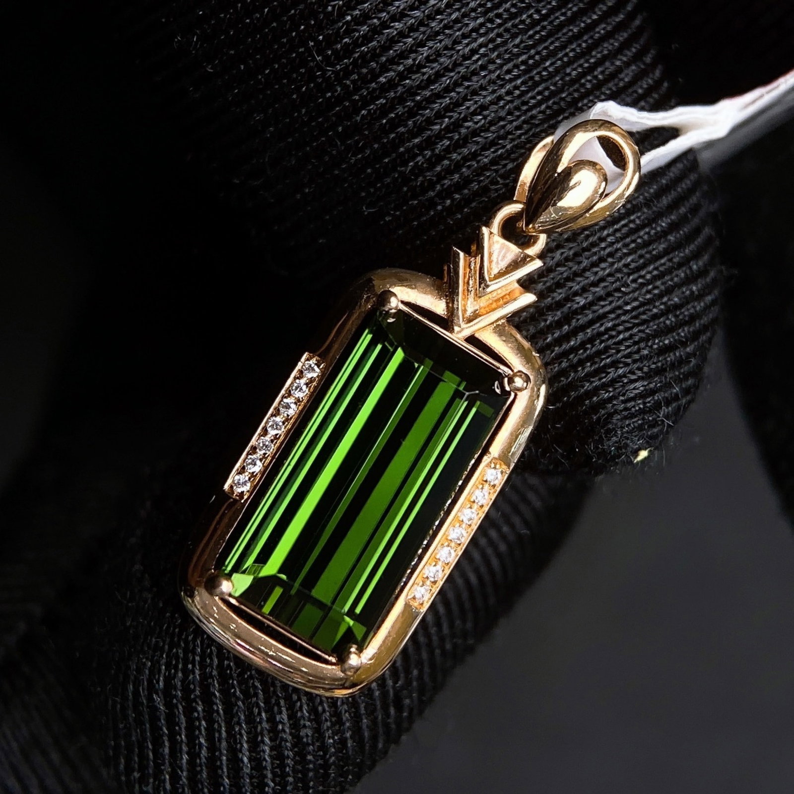 5.65Ctw Natural Tourmaline Necklace: 5.65Ctw Natural Tourmaline Necklace,Size:0.5inx0.3in 5.65Ctw天然碧玺项链