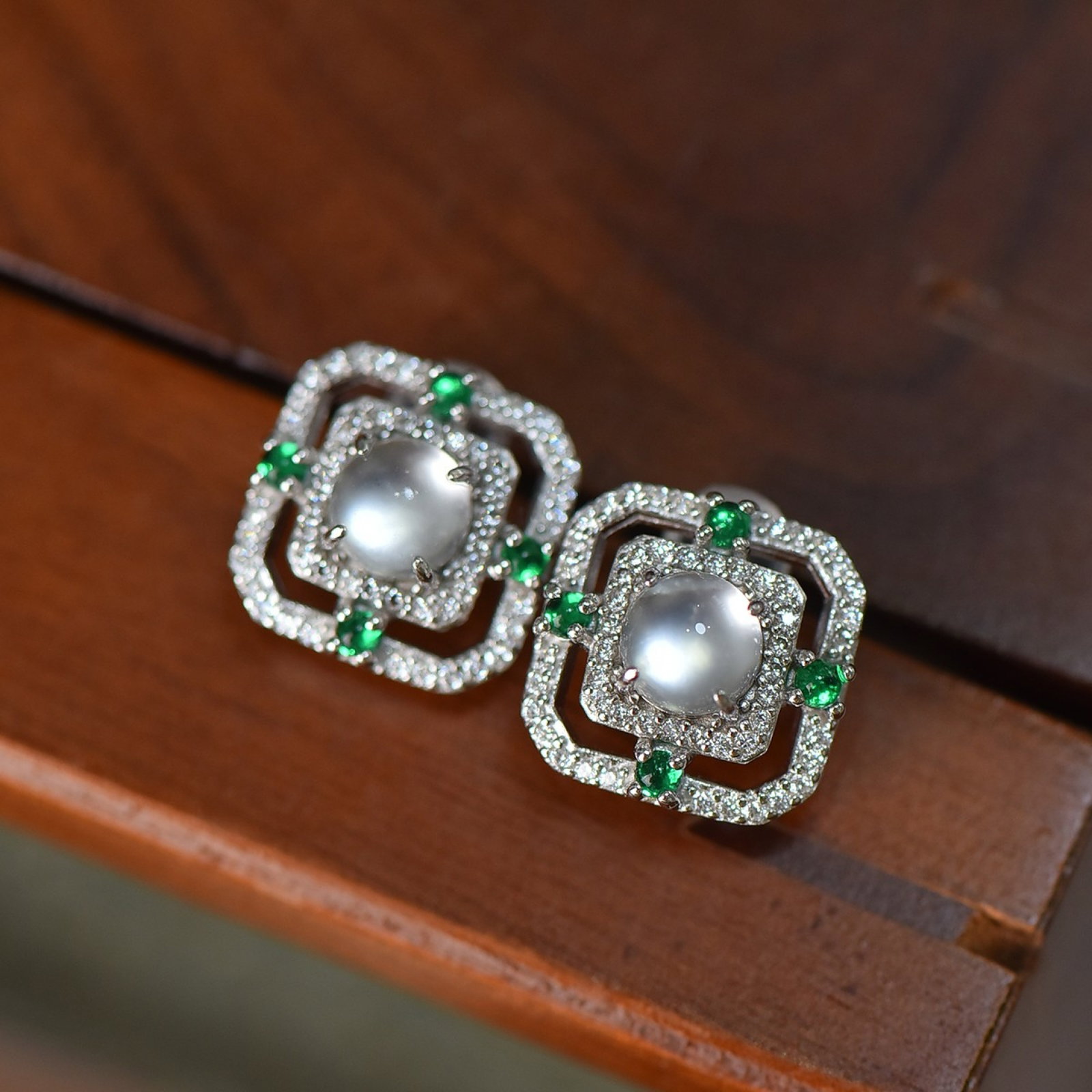 A Pair of Exquisite Sterling Silver Inlaid White Jade Earrings,Inlaid Diamond: A Pair of Exquisite Sterling Silver Inlaid White Jade Earrings,Inlaid Diamond,Size:0.2inx0.2in 一对纯银镶白玉耳钉,嵌钻石