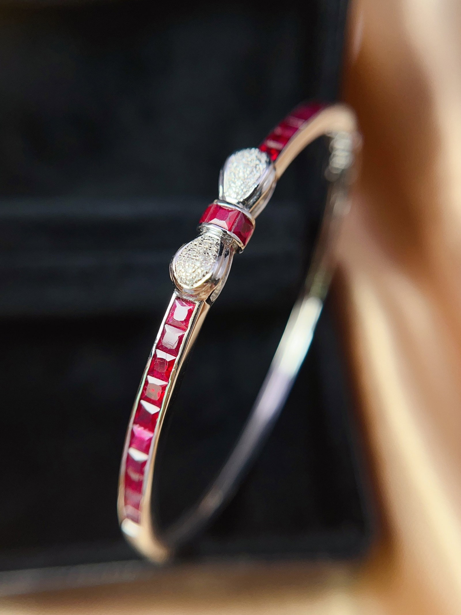 A Exquisite 18k Gold Inlaid 3.85ct Natural Ruby Bracelets,Inlaid Diamond: A Exquisite 18k Gold Inlaid 3.85ct Natural Ruby Bracelets,Inlaid Diamond,Total Weight:6.52g 18k金镶 3.85ct 天然红宝石手镯,嵌钻石