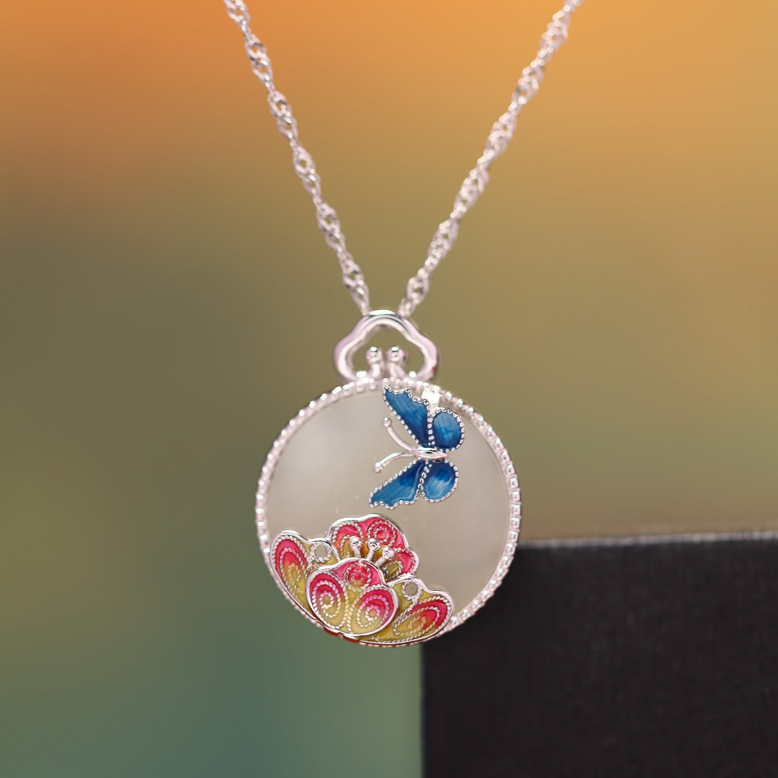 An Exquisite Sterling Silver Inlaid White Jade Enamel Pendant: An Exquisite Sterling Silver Inlaid White Jade Enamel Pendant , Size :0.6inx0.6in 纯银镶白玉珐琅吊坠,尺寸:0.6inx0.6in