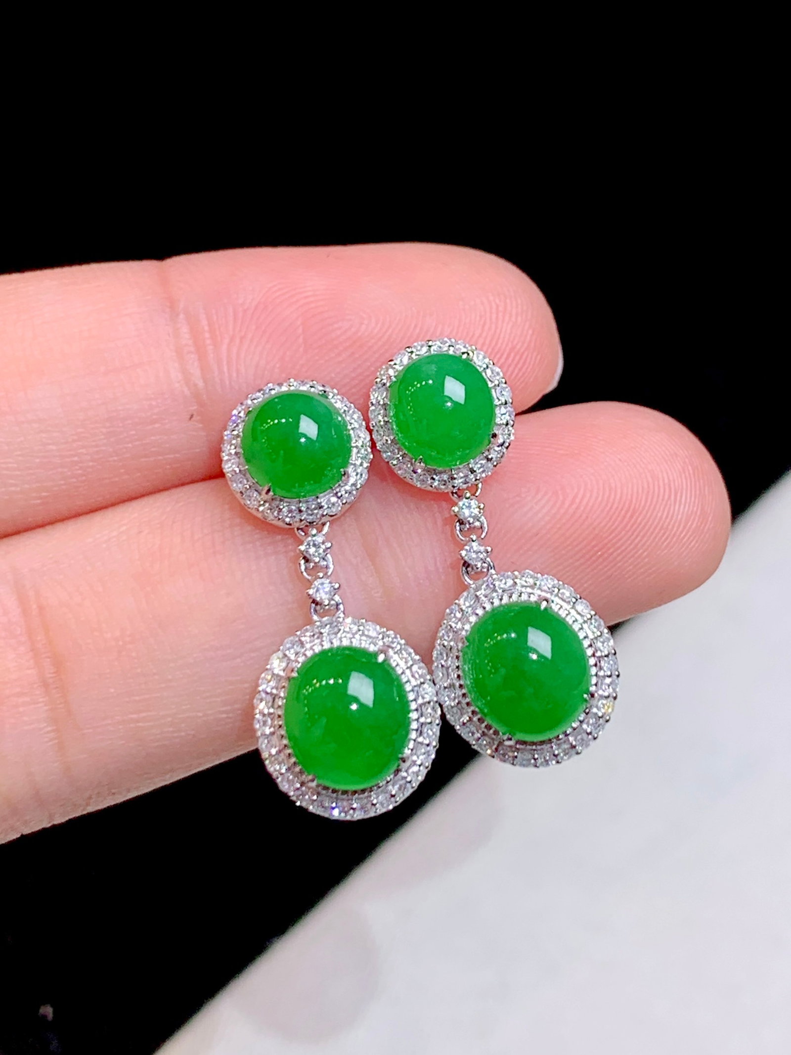 A Pair of Exquisite 18k Gold Diamond Inlaid Jadeite Earrings: A Pair of Exquisite 18k Gold Diamond Inlaid Jadeite Earrings,Size(Loose Stone):0.3inx0.3inx0.1in 一对18k金钻镶嵌翡翠耳环