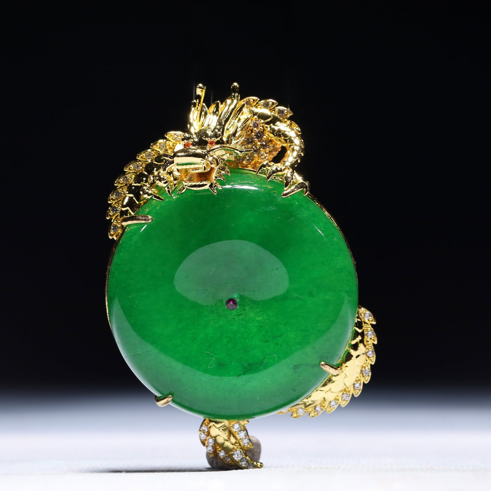 An Exquisite Dragon Pattern Pendant,Inlaid Gems: An Exquisite Dragon Pattern Pendant,Inlaid Gems,Size:2inx0.4inx3in,Weight:72.3g 一个精美的龙纹吊坠,镶宝石