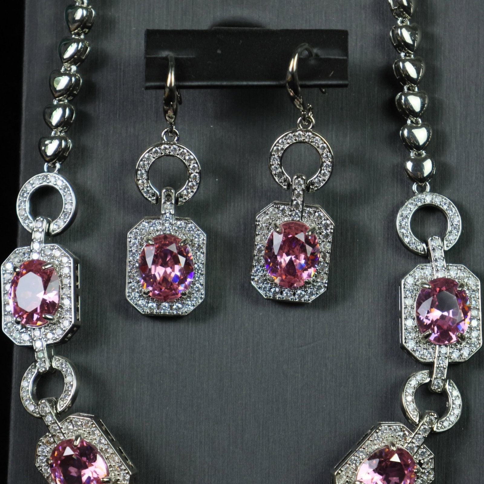 A Set of Fine Jewelry: A Set of Fine Jewelry 一套精美的首饰