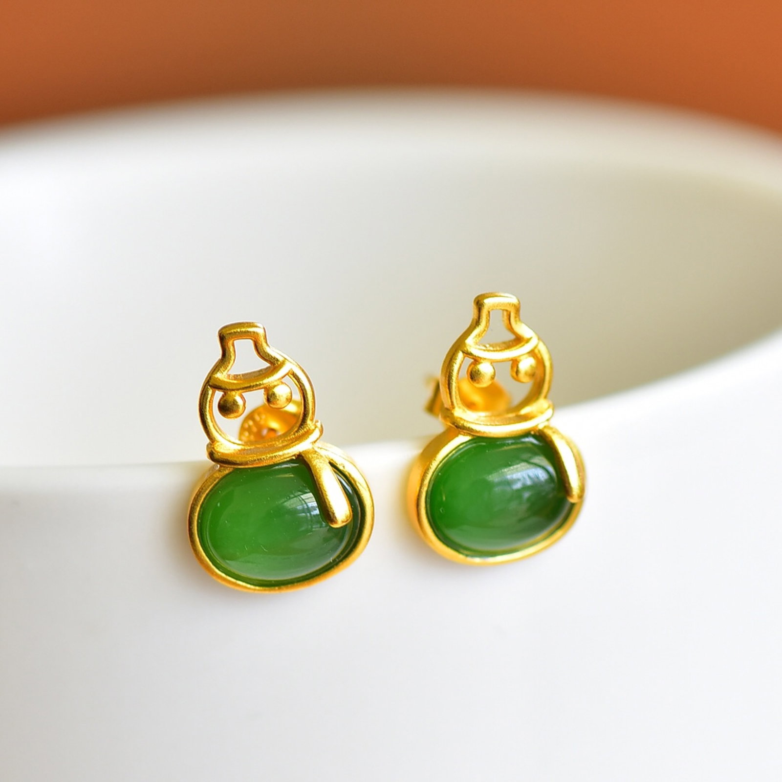 A Pair of Exquisite Sterling Silver-Gold Plated Inlaid Jasper Earrings: A Pair of Exquisite Sterling Silver-Gold Plated Inlaid Jasper Earrings,Size:7mmx9mm 一对纯银镀金镶碧玉耳钉