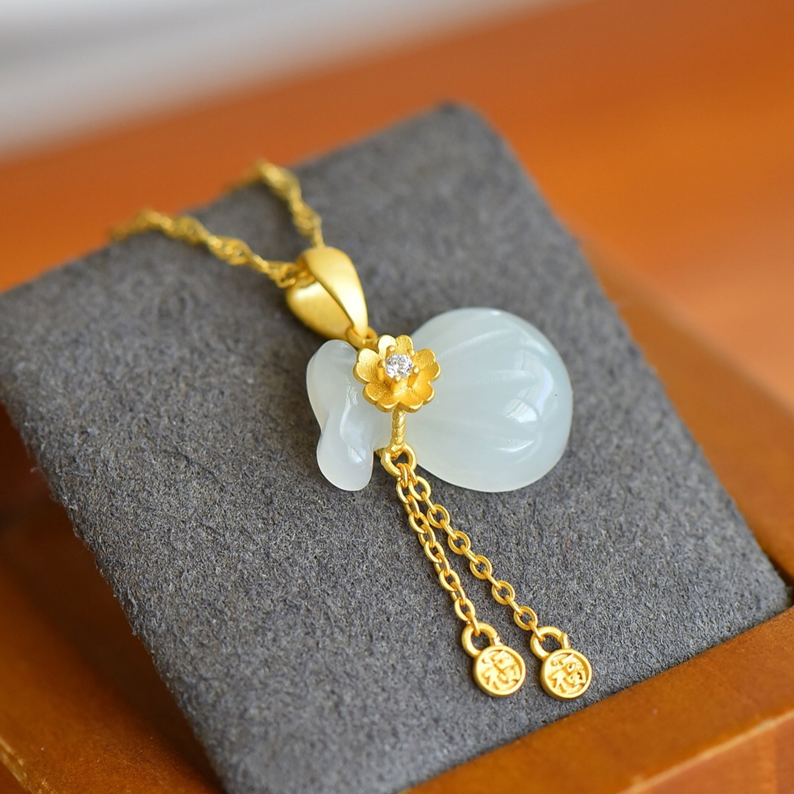 An Exquisite Sterling Silver-Gold Plated Inlaid White Jade Necklace,Inlaid Diamond: An Exquisite Sterling Silver-Gold Plated Inlaid White Jade Necklace,Inlaid Diamond,Size:12mmx16mm 纯银镀金镶白玉项链,