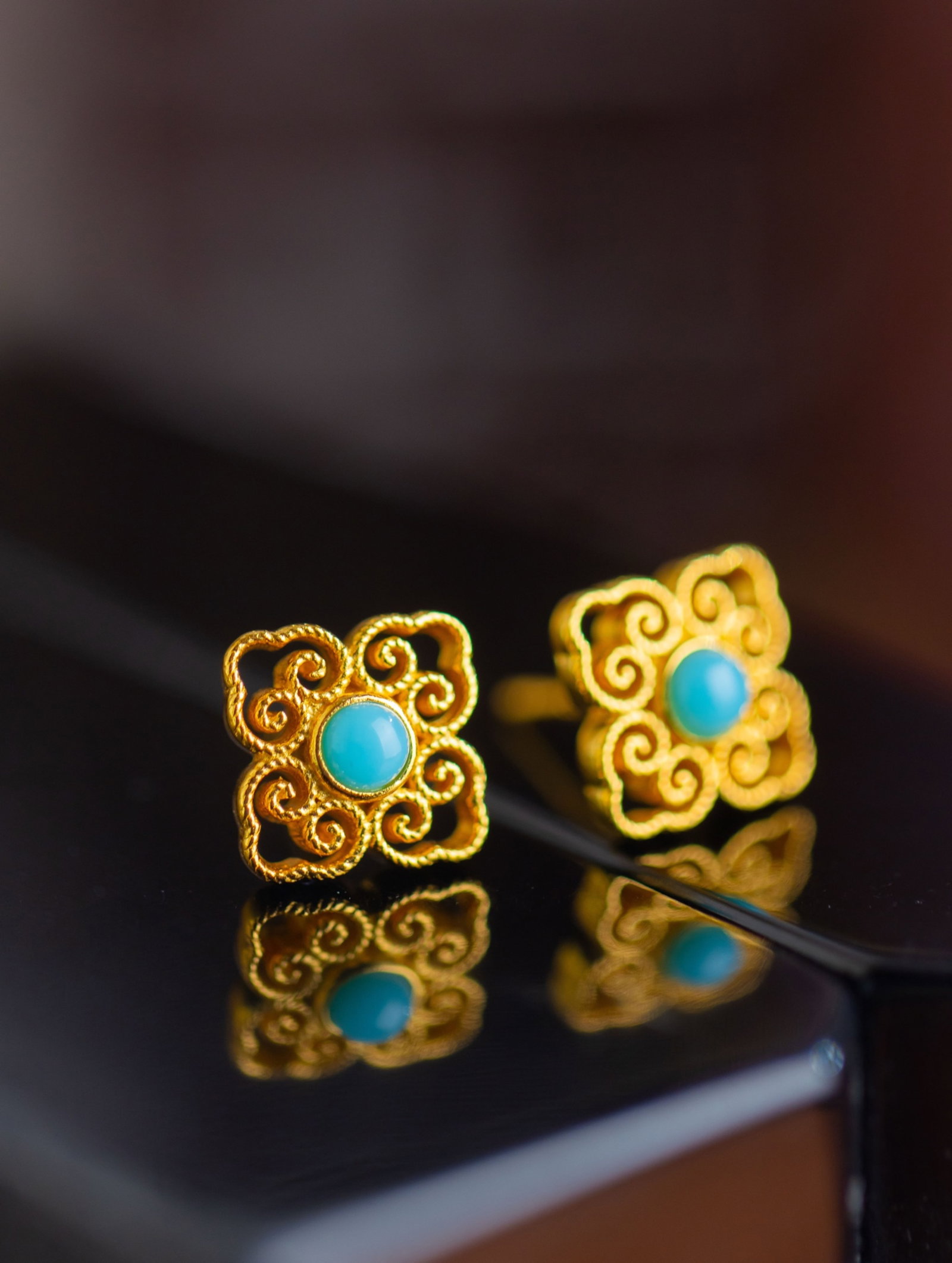 A Pair of Exquisite Sterling Silver-Gold Plated Inlaid Turquoise Earrings: A Pair of Exquisite Sterling Silver-Gold Plated Inlaid Turquoise Earrings 一对纯银镀金镶绿松石耳钉