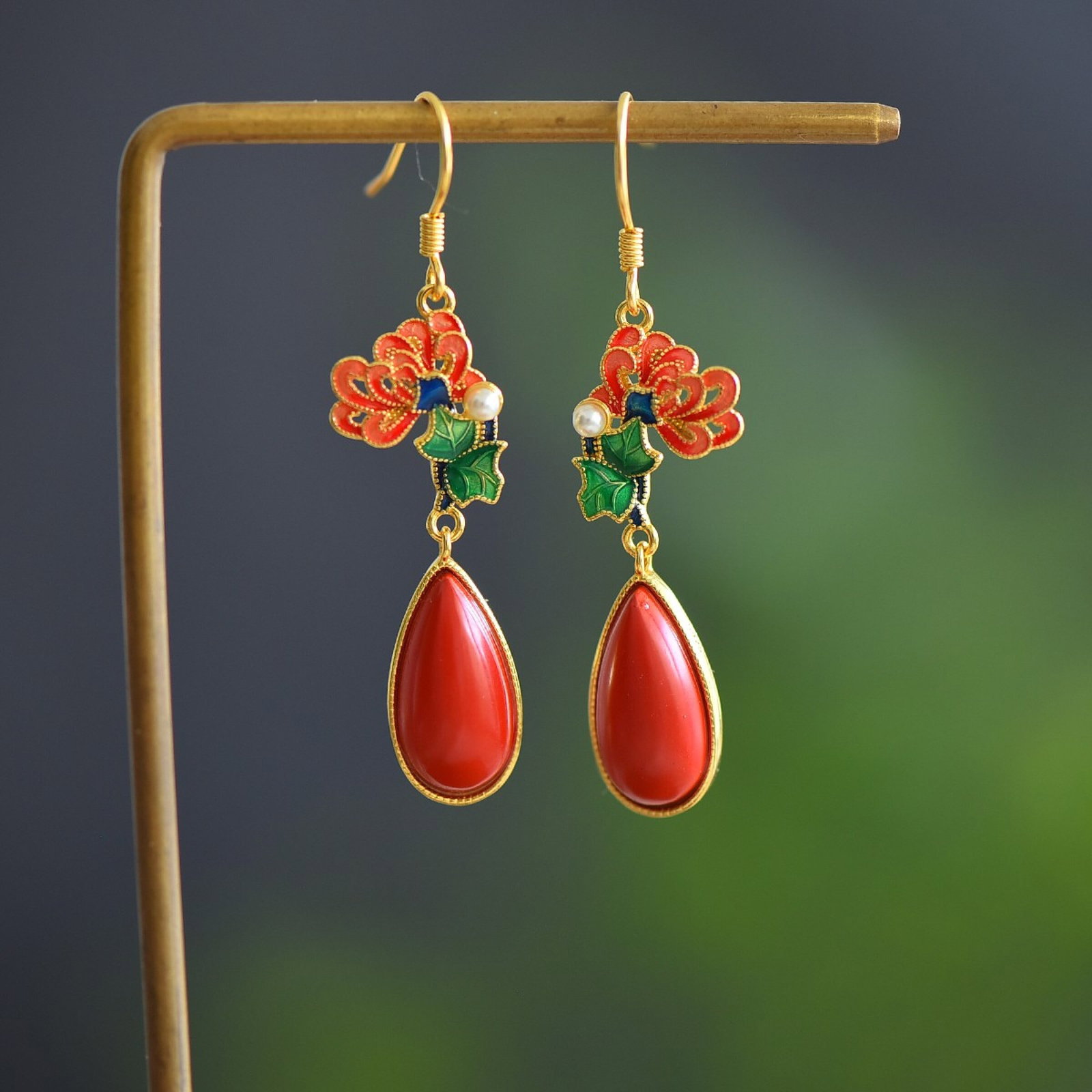 A Pair of Exquisite Sterling Silver-Gold Plated Inlaid Cinnabar Earrings: A Pair of Exquisite Sterling Silver-Gold Plated Inlaid Cinnabar Earrings,Size:8mmx16mm 一对纯银镀金镶朱砂耳环
