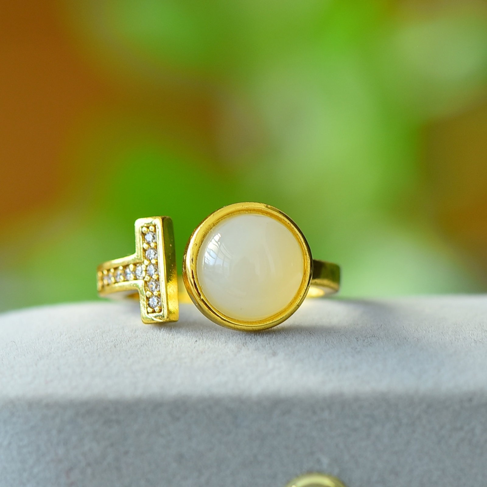 An Exquisite Bronze-Gold Plated Inlaid White Jade Ring,Inlaid Diamond: An Exquisite Bronze-Gold Plated Inlaid White Jade Ring,Inlaid Diamond,Size:10mmx10mm 铜镀金镶白玉戒指,嵌钻石