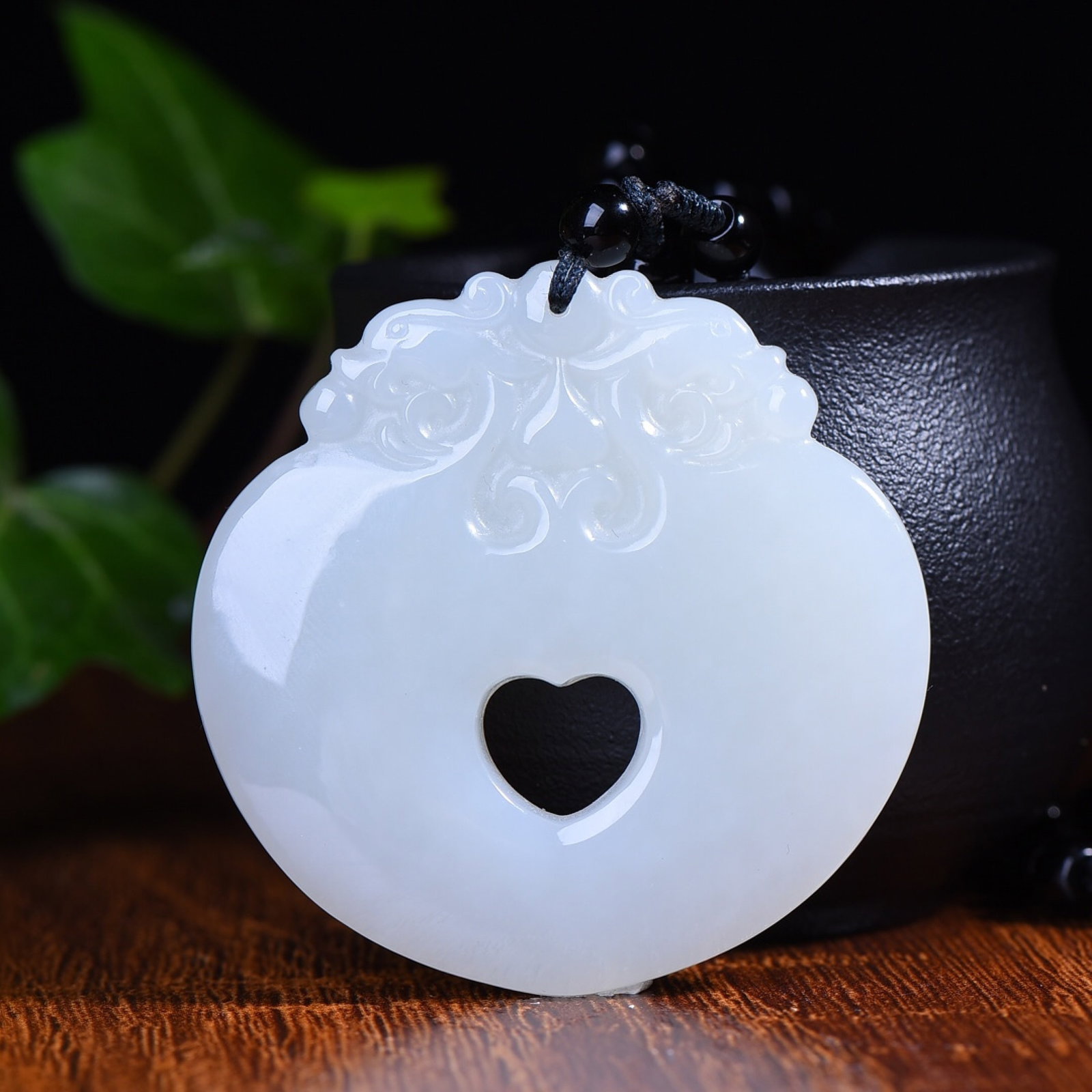 An Exquisite White Jade Dragon Pattern Pendant: An Exquisite White Jade Dragon Pattern Pendant,Size:52mmx52mm (寓意)吉祥 款式独特 玉质温润 白玉龙纹×