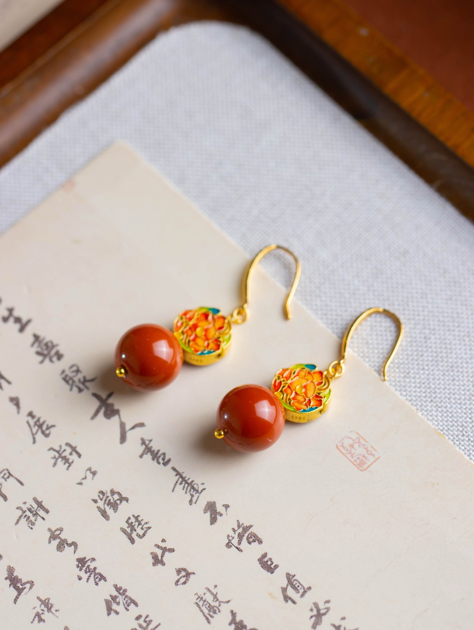 A Pair of Exquisite Sterling Silver-Gold Plated Inlaid Agate Enamel Earrings: A Pair of Exquisite Sterling Silver-Gold Plated Inlaid Agate Enamel Earrings 一对纯银镀金镶玛瑙珐琅耳环