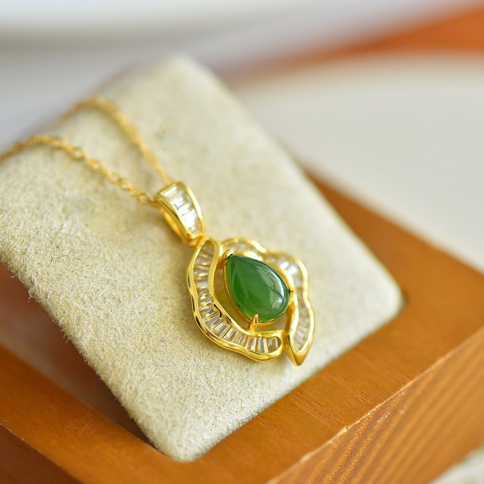 An Exquisite Sterling Silver-Gold Plated Inlaid Jasper Pendant,Inlaid Diamond: An Exquisite Sterling Silver-Gold Plated Inlaid Jasper Pendant,Inlaid Diamond,Size:6mmx8mm 纯银镀金镶碧玉吊坠,嵌钻石