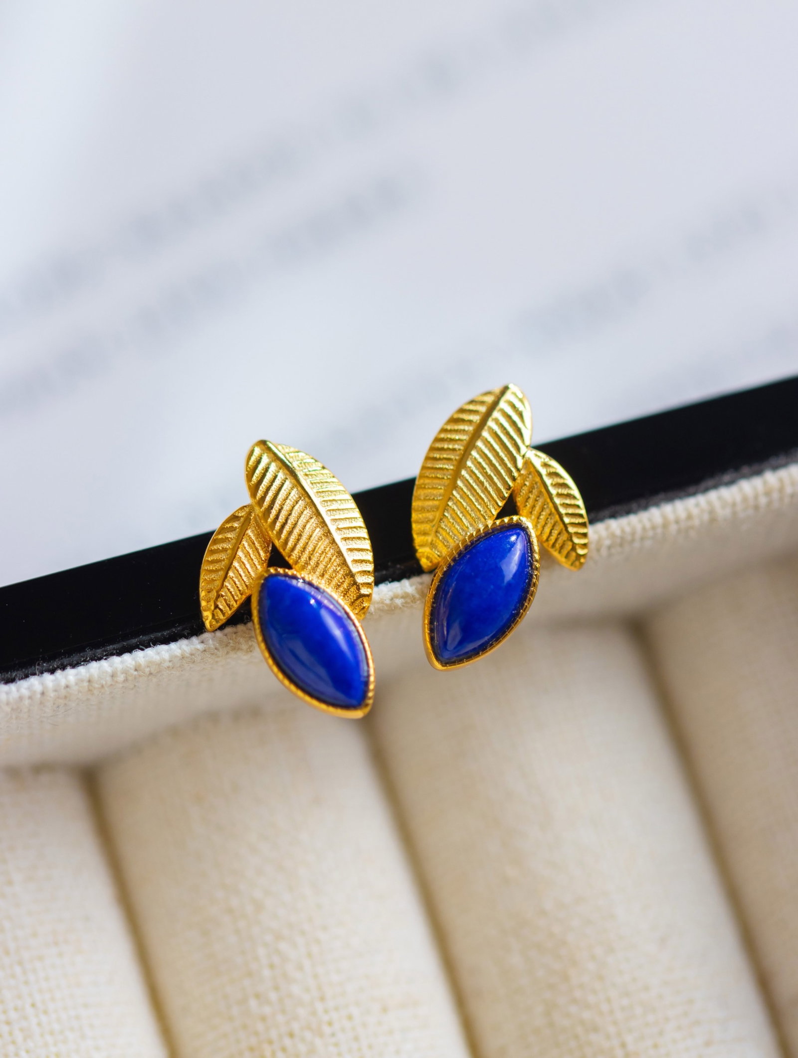 A Pair of Exquisite Sterling Silver-Gold Plated Inlaid Lapis Lazuli Earrings: A Pair of Exquisite Sterling Silver-Gold Plated Inlaid Lapis Lazuli Earrings 一对纯银镀金镶青金石耳钉
